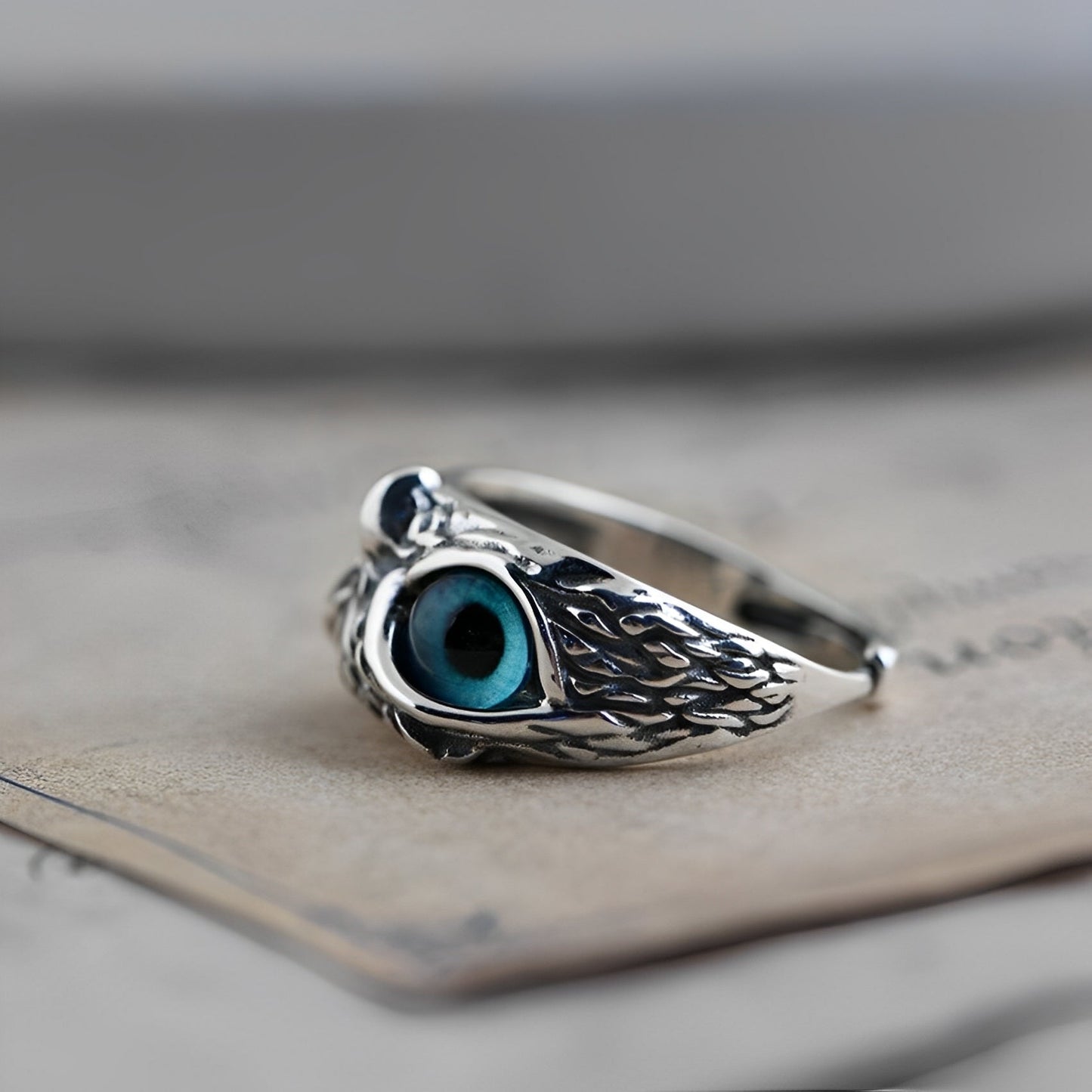Niva – Anillo Búho Amuleto Ajustable en Plata y Ópalo