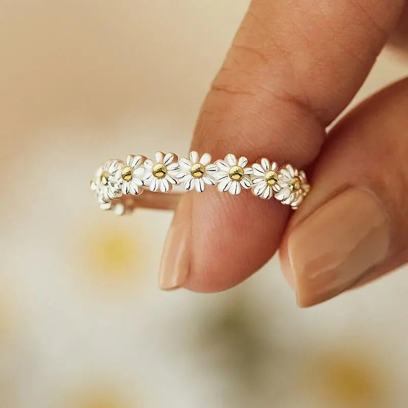 Margot – Anillo Margarita en Plata y Esmalte Pintado a Mano