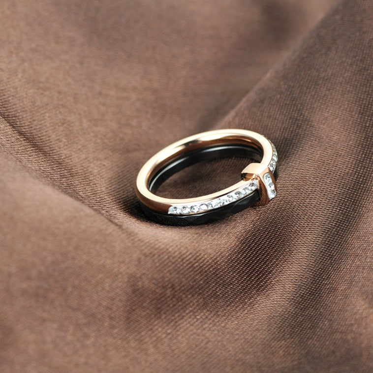 Cerelia – Anillo de Lujo de Cerámica con Circonia
