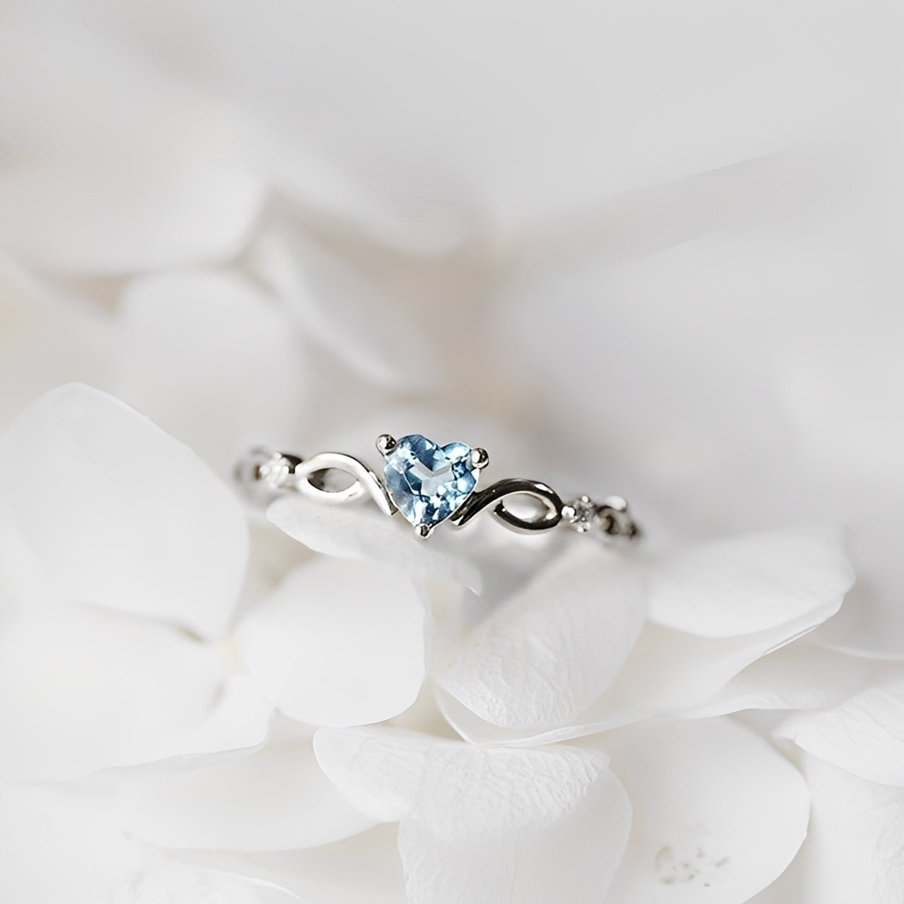 Yllara – Anillo Simple Corazón Incrustado Plata & Oro