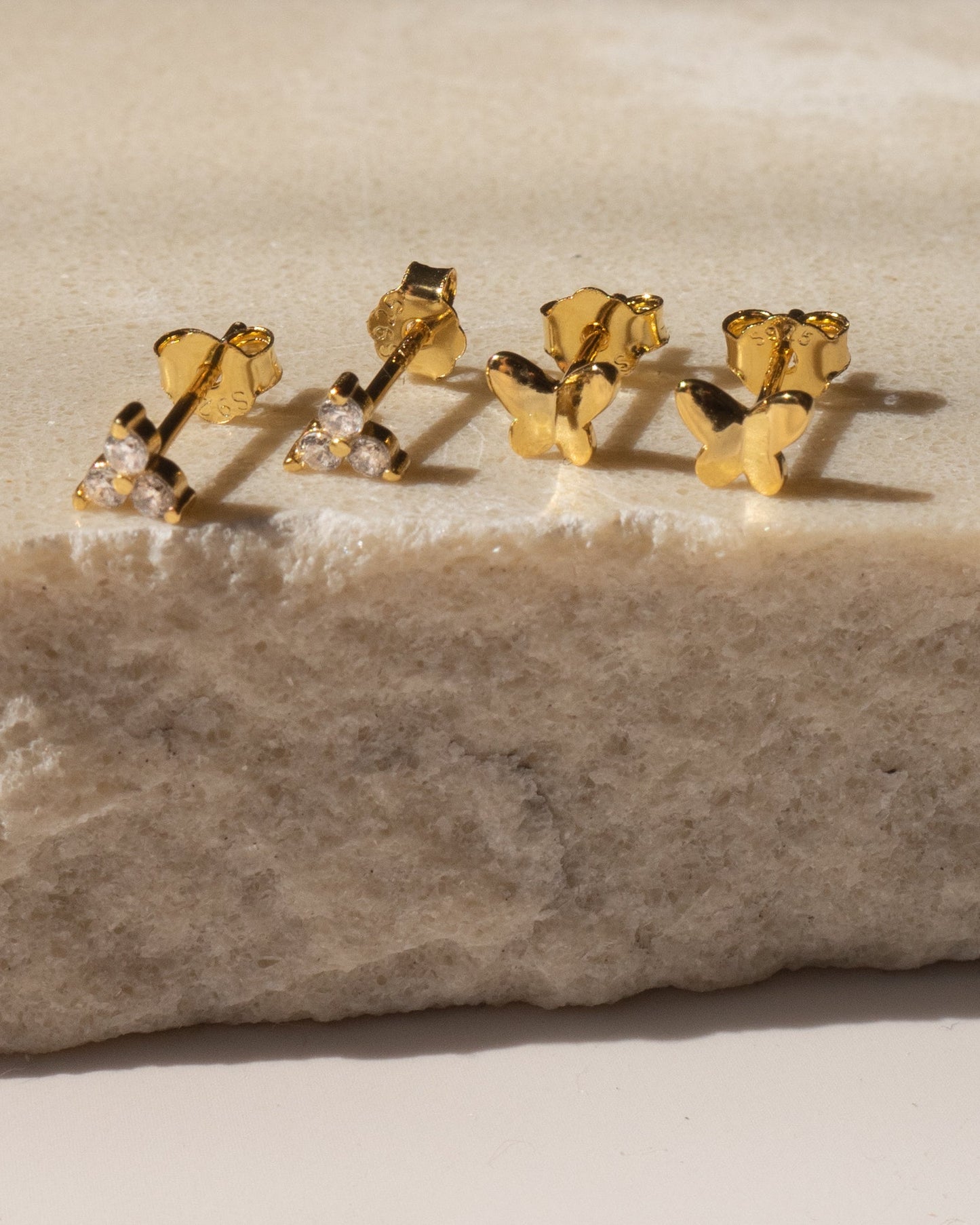 Aretes de Flor de Tres Cristales Dorados