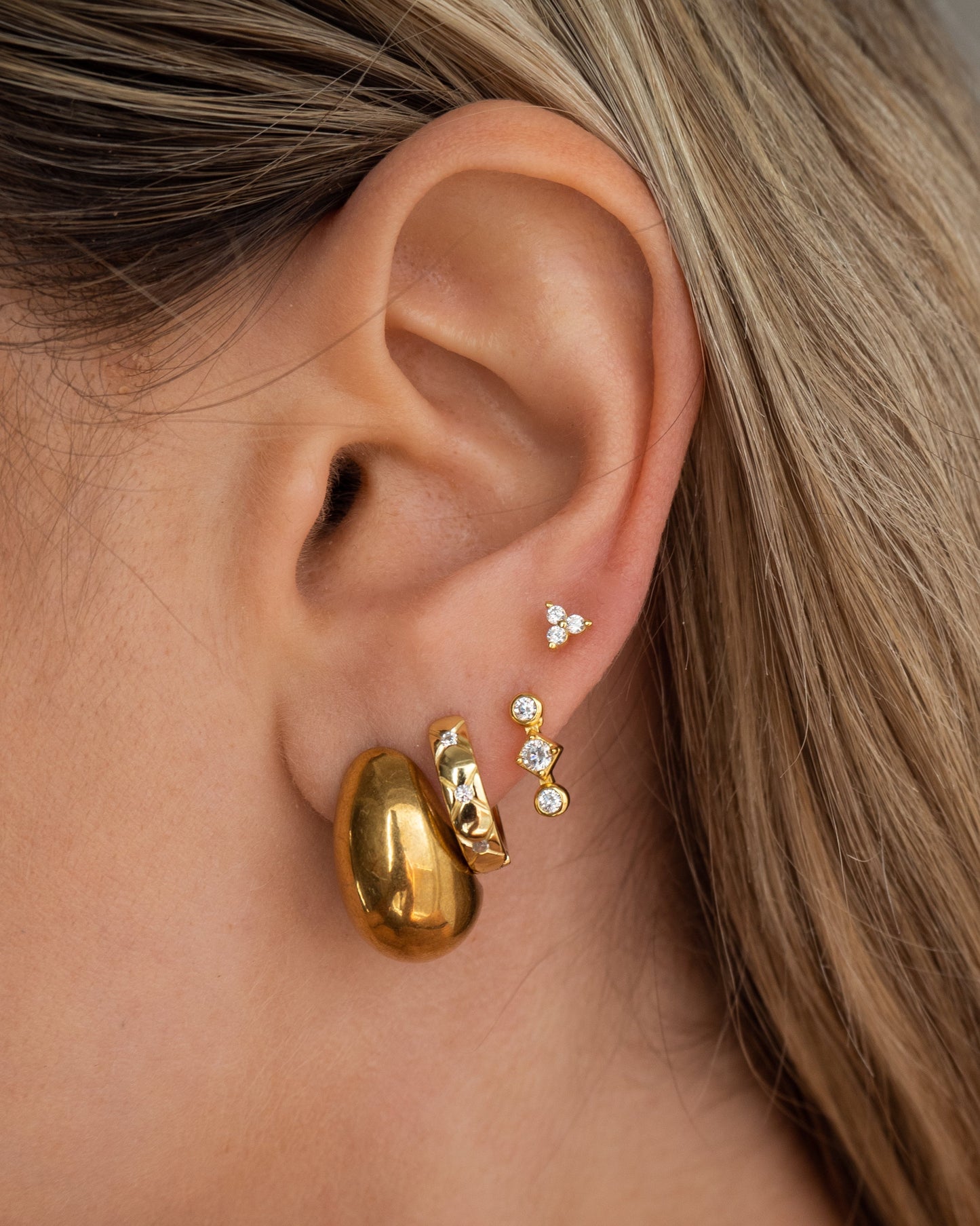 Aretes de Flor de Tres Cristales Dorados