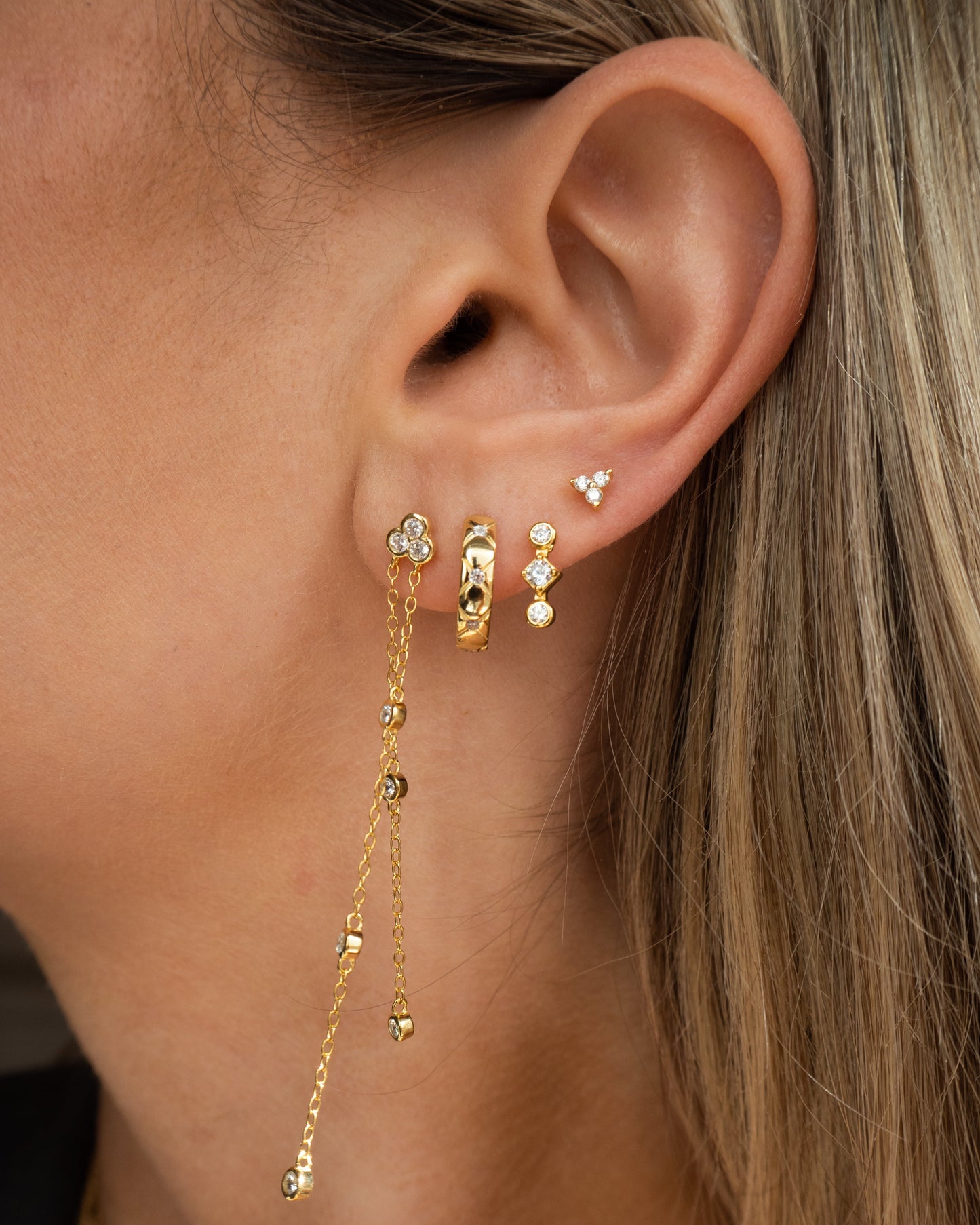 Aretes de Flor de Tres Cristales Dorados