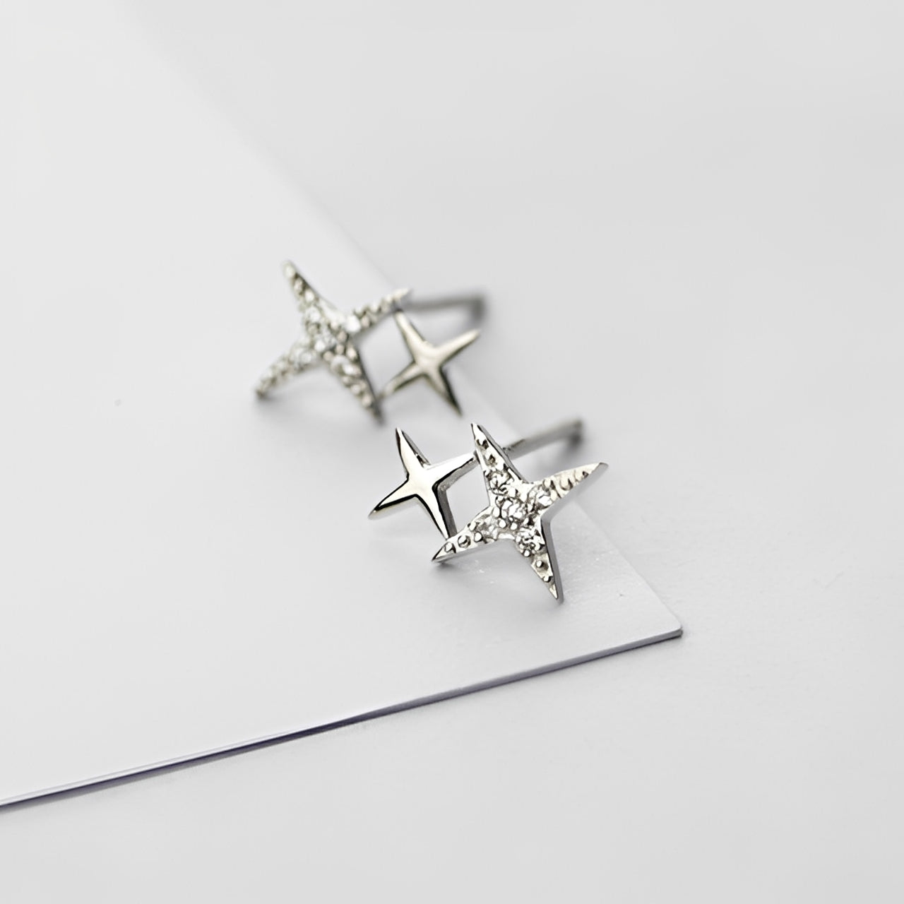 Iya – Pendientes de Estrella en Oro con Circonitas