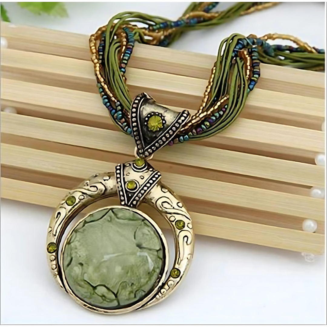 Raya – Collar Dorado con Pendiente Verde