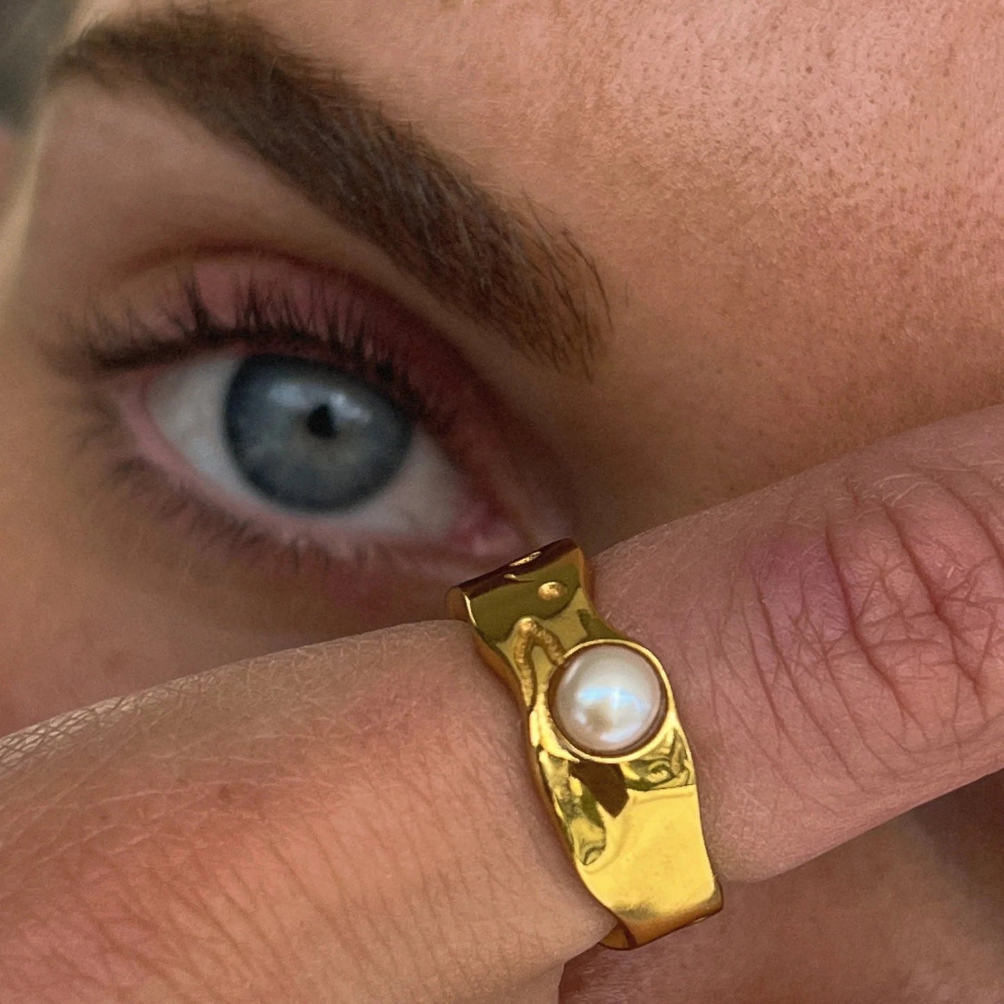 Zayra – Anillo Vintage con Perla Natural en Oro