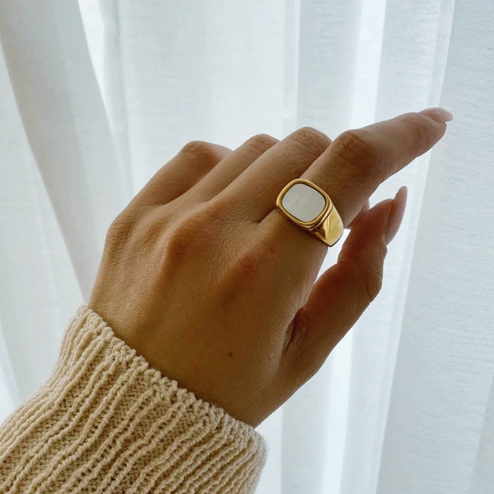 Nova - Anillo de Oro con Concha Lisa