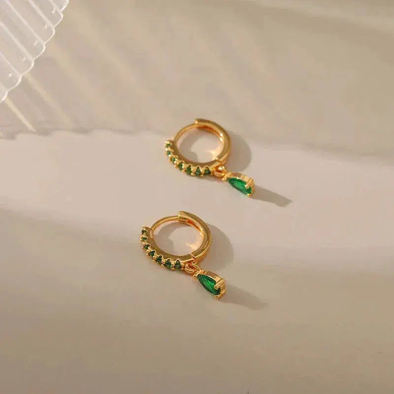 Amara – Pendientes Dorados con Esmeralda y Circonia