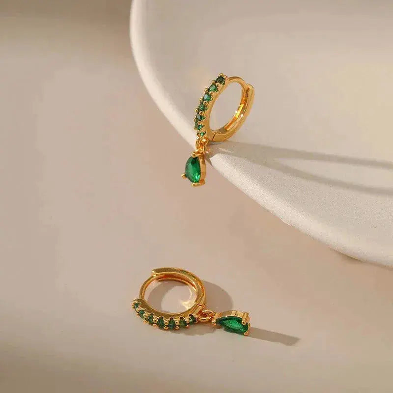 Amara – Pendientes Dorados con Esmeralda y Circonia