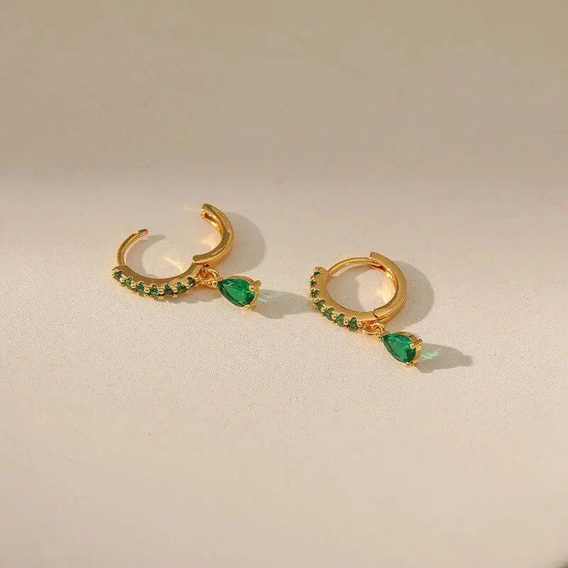 Amara – Pendientes Dorados con Esmeralda y Circonia