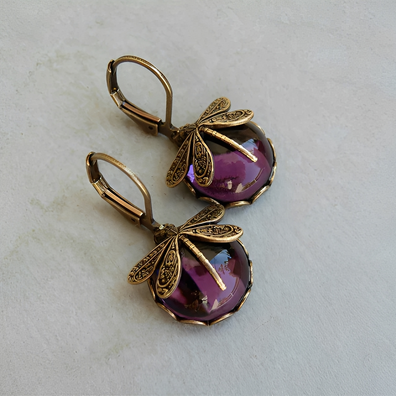 Elandra – Pendientes Esféricos de Libélula en Oro Antiguo