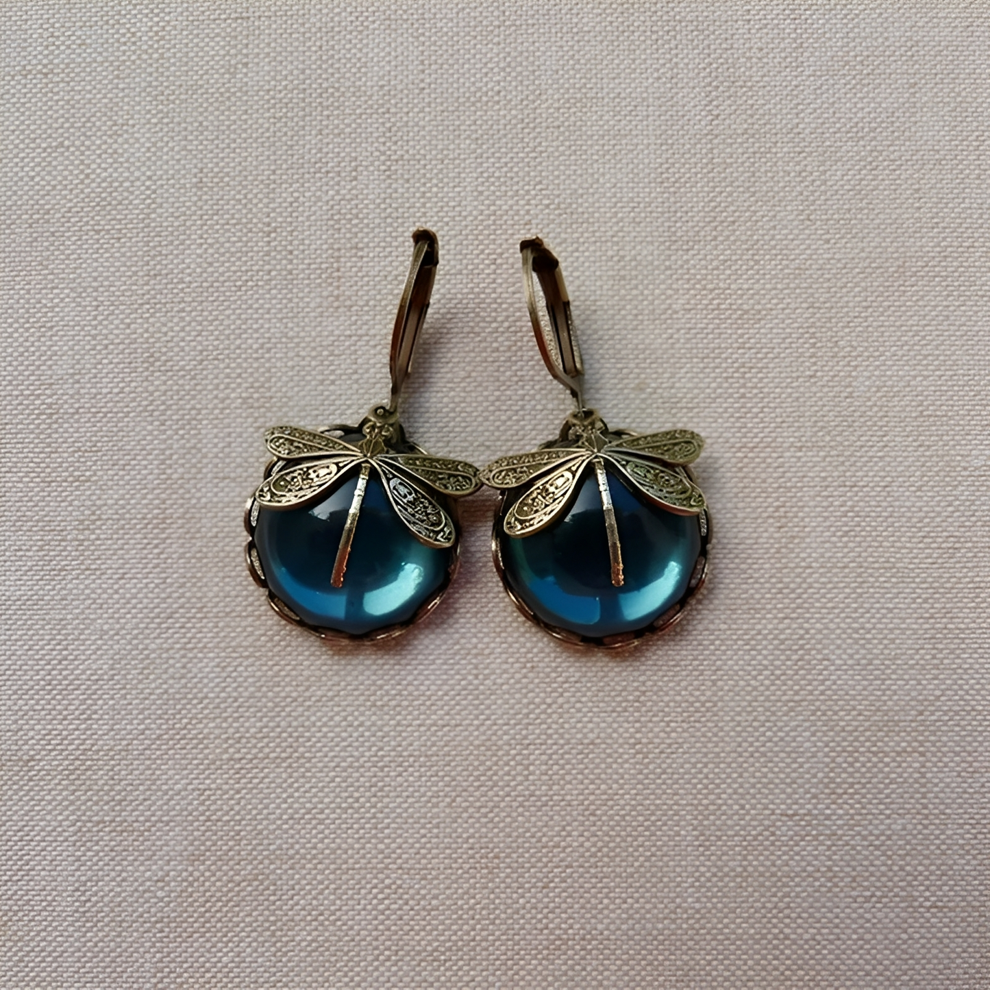 Elandra – Pendientes Esféricos de Libélula en Oro Antiguo