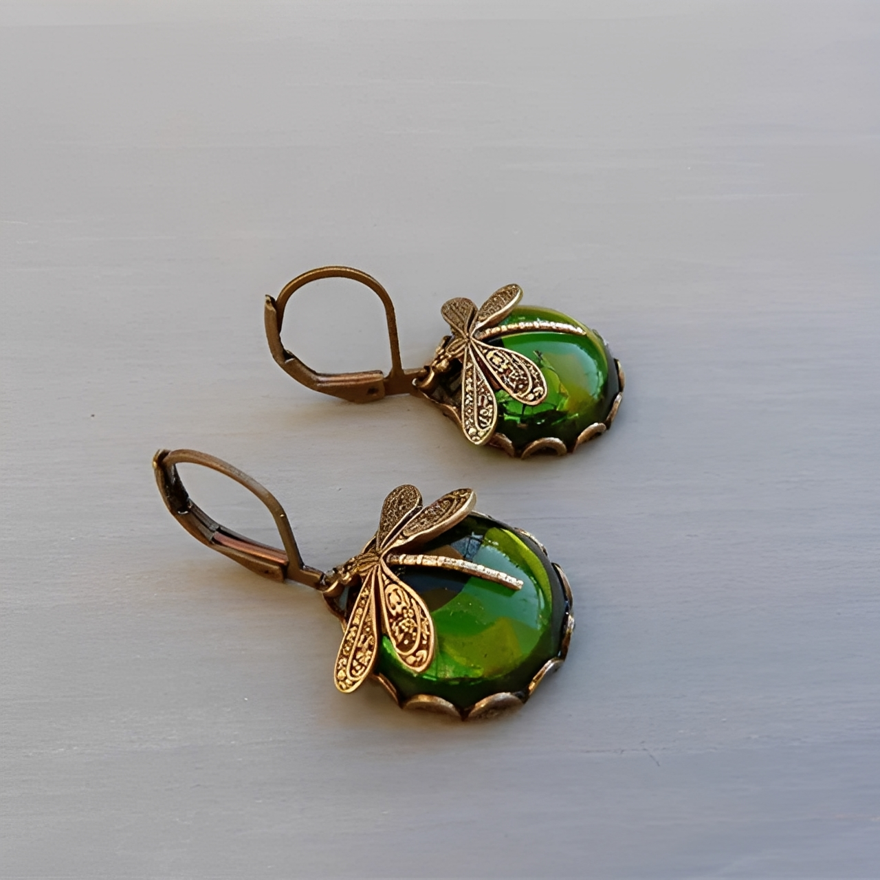 Elandra – Pendientes Esféricos de Libélula en Oro Antiguo