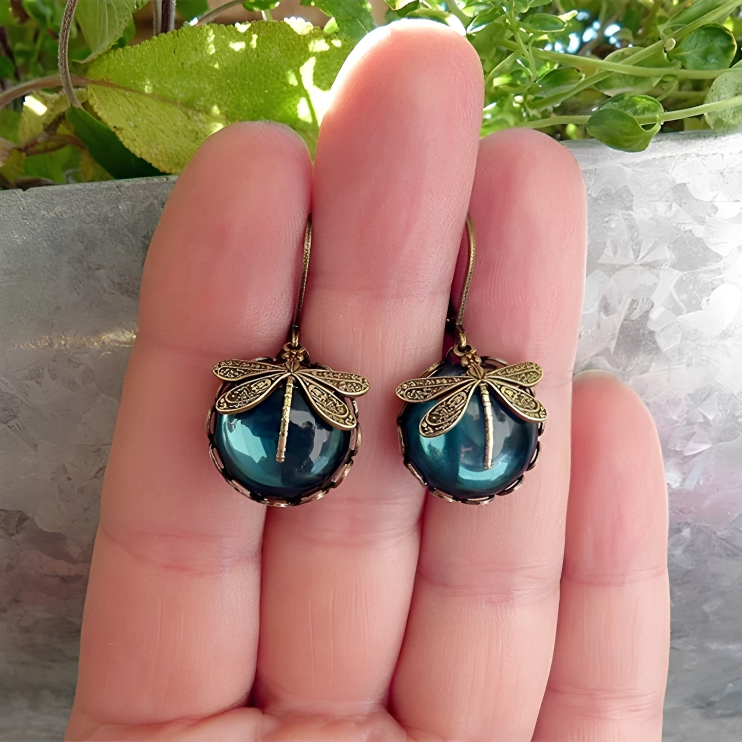 Elandra – Pendientes Esféricos de Libélula en Oro Antiguo