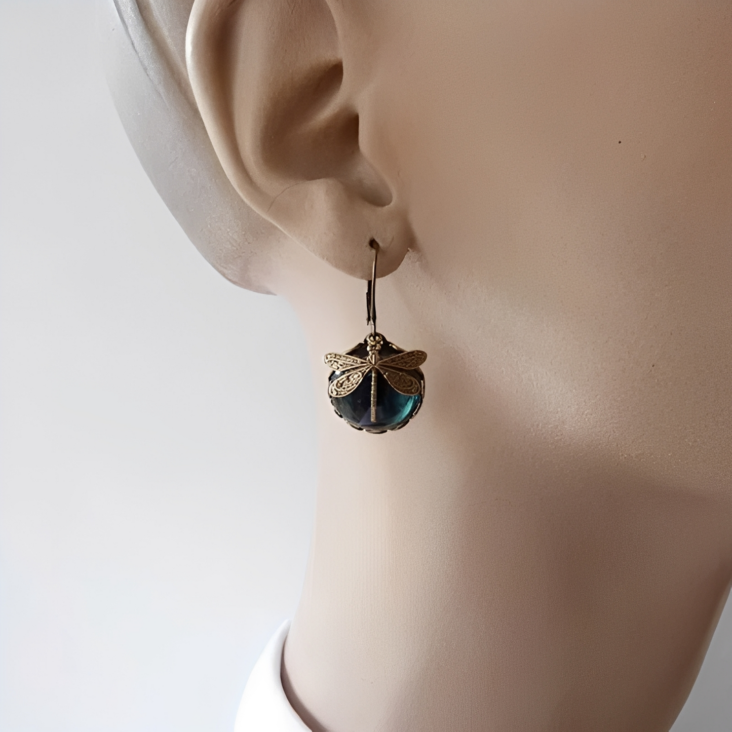 Elandra – Pendientes Esféricos de Libélula en Oro Antiguo