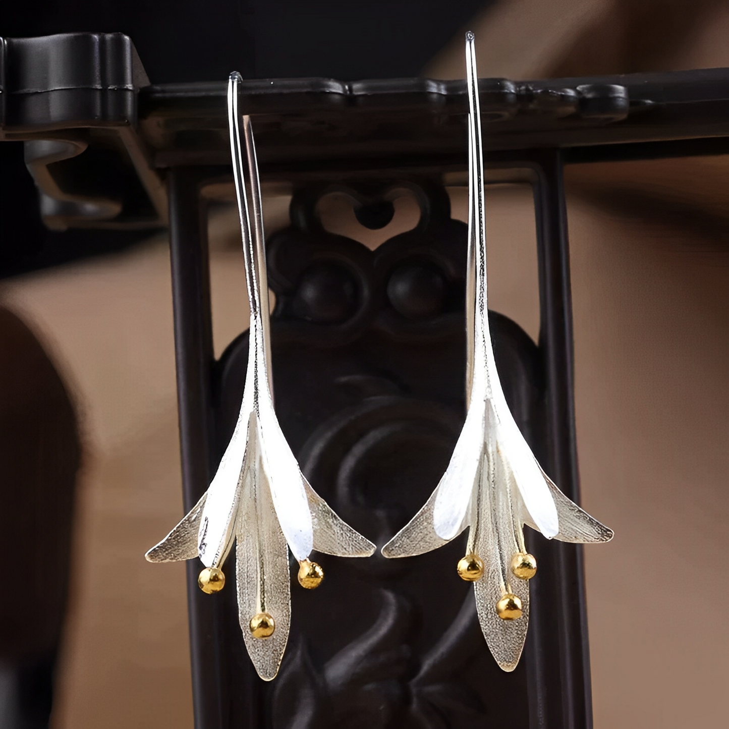 Amara – Pendientes Flor Delicada en Plata