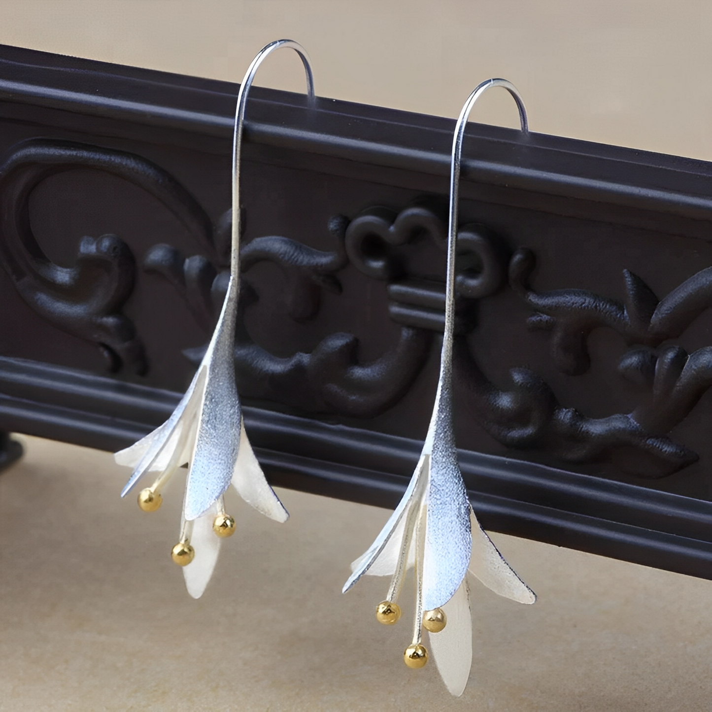 Amara – Pendientes Flor Delicada en Plata
