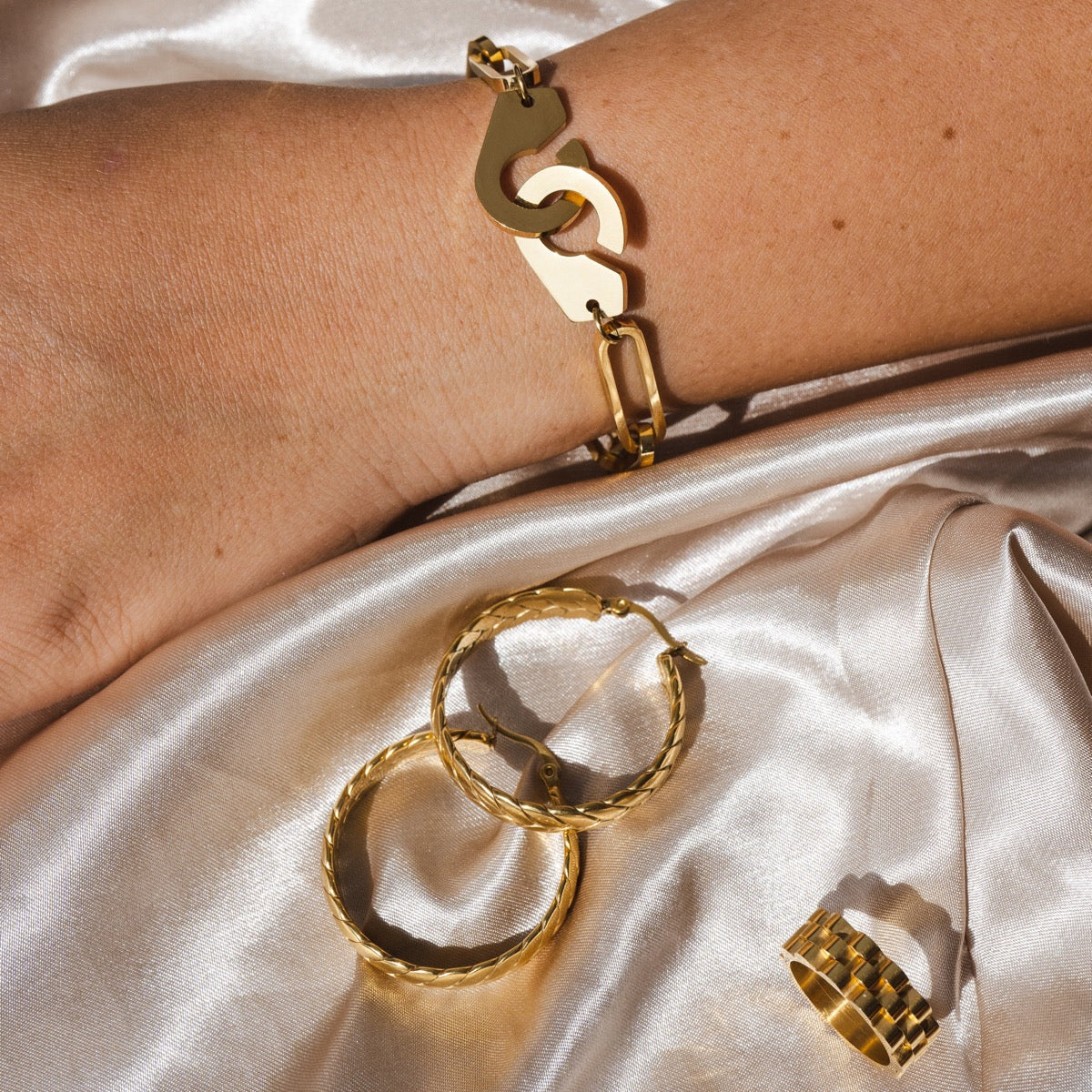 Cassandre – Aretes Trenzadas Bañadas en Oro 18K