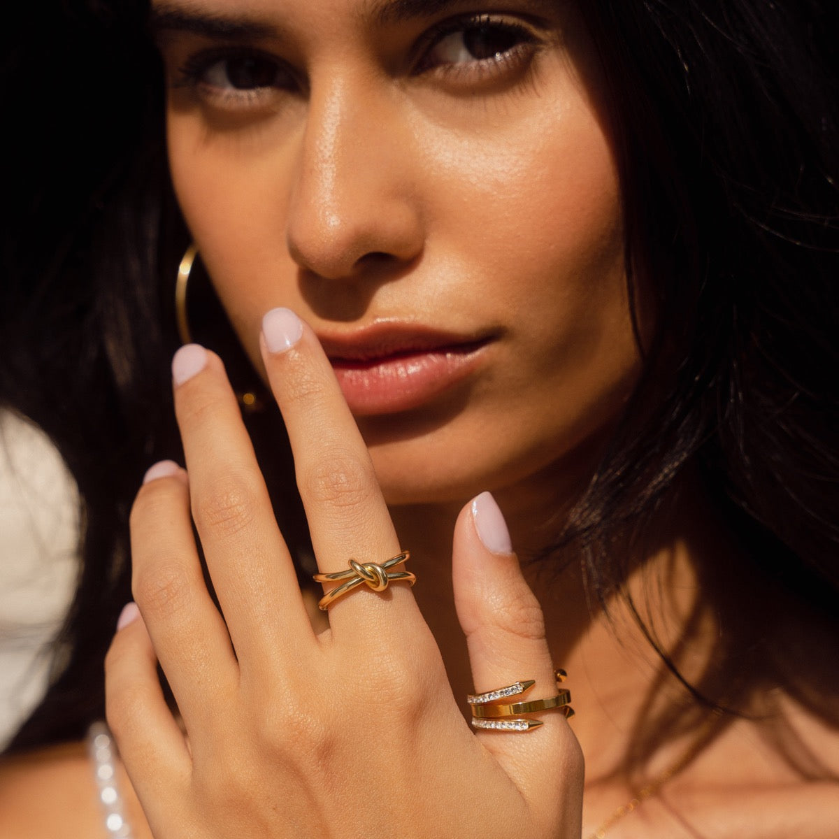 Thalia – Anillo Ajustable Entrelazado Dorado
