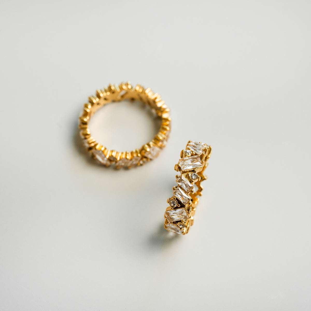 Lily – Anillo Dorado Engastado con CZ Talla Baguette