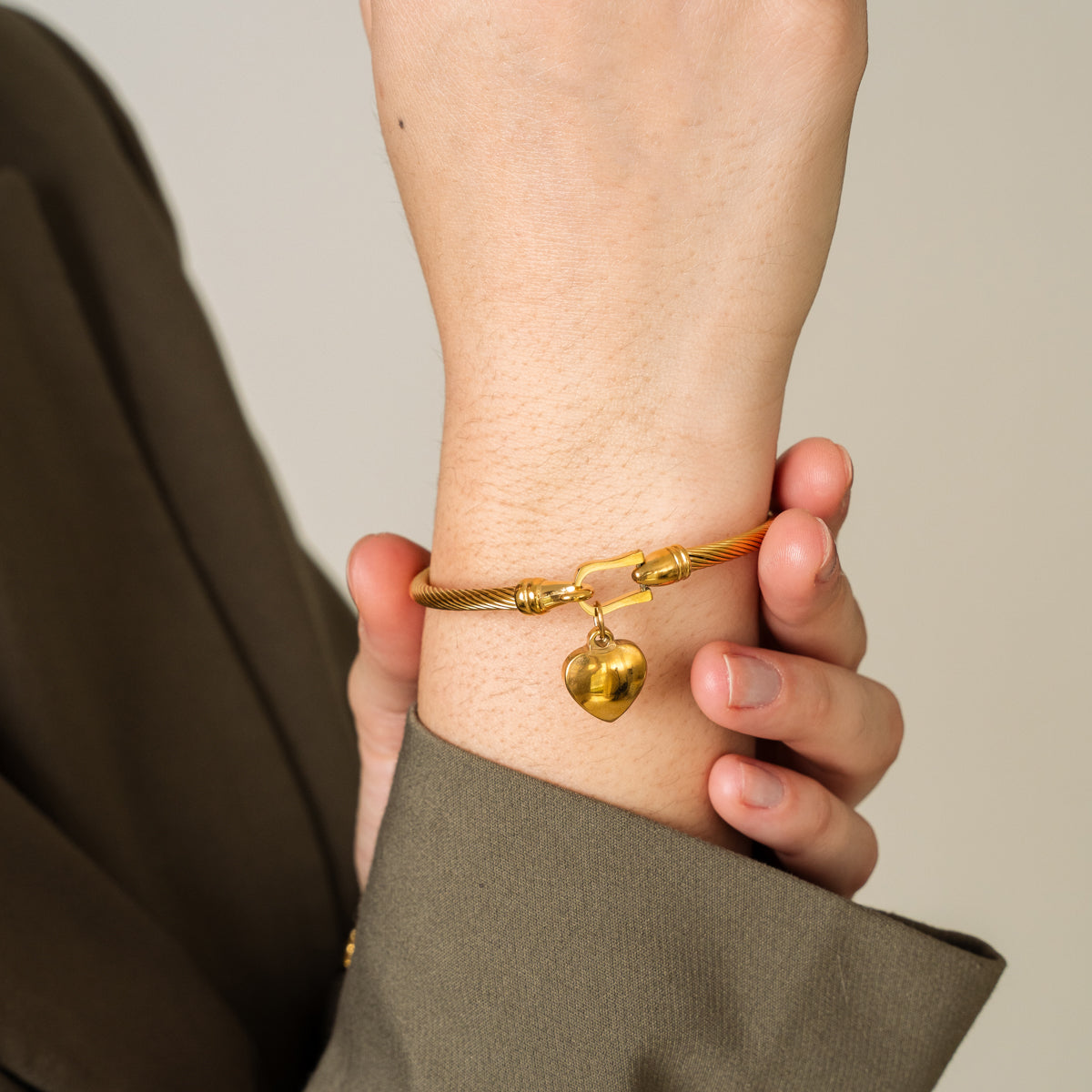Sophie – Brazalete Ornado de un Colgante Corazón Dorado