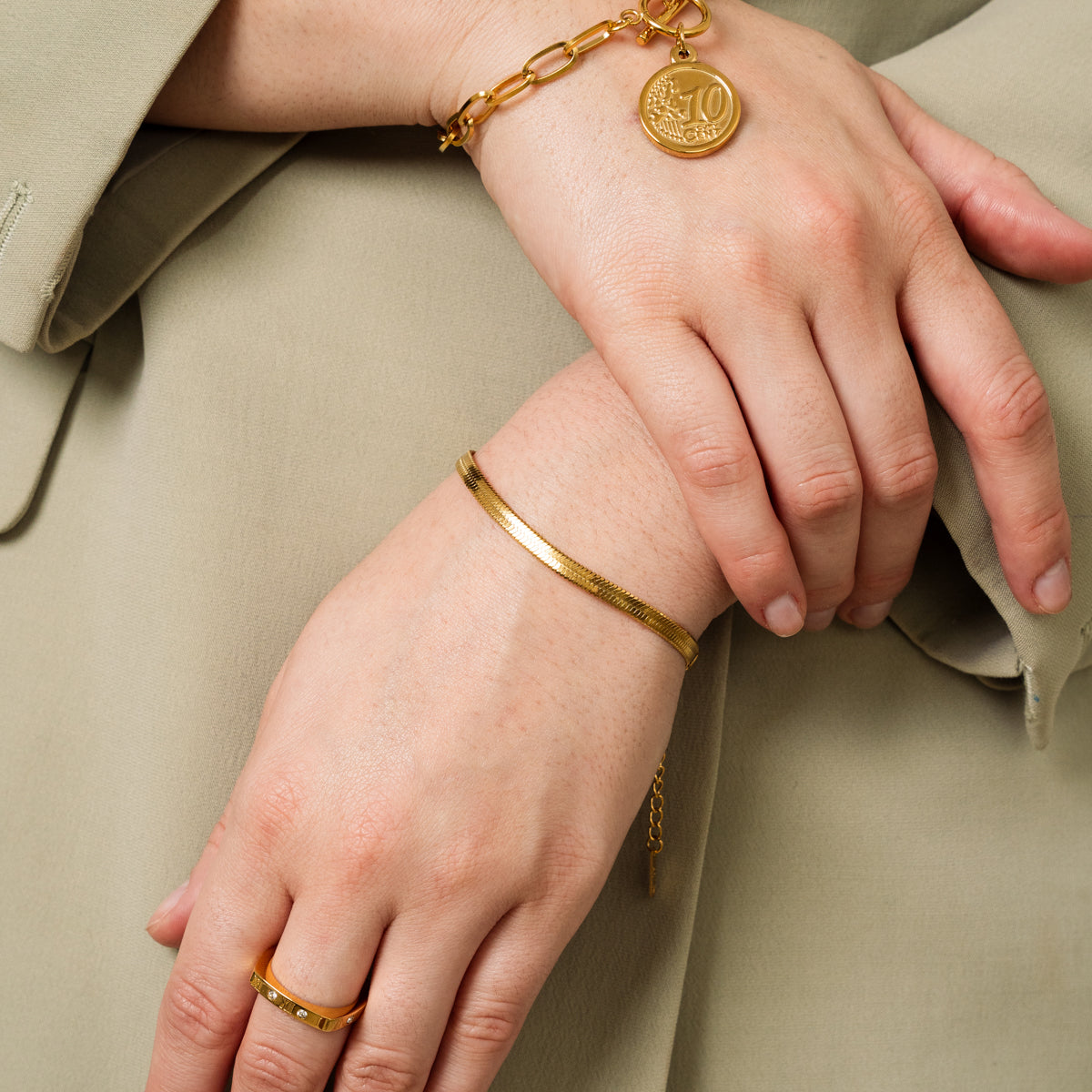 Livia – Pulsera Serpiente Dorada Elegante
