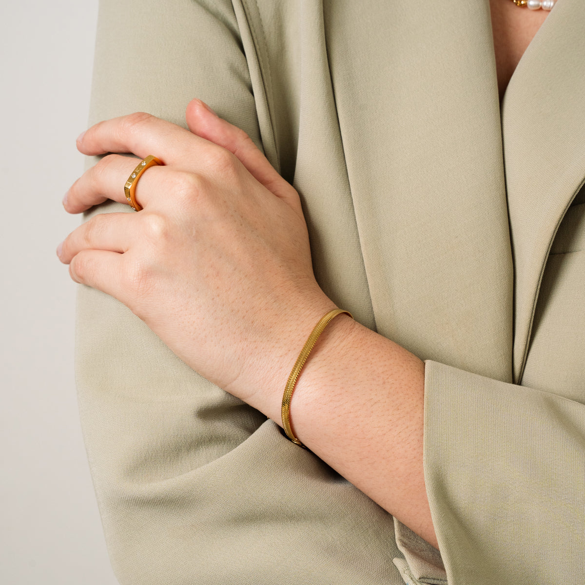 Livia – Pulsera Serpiente Dorada Elegante