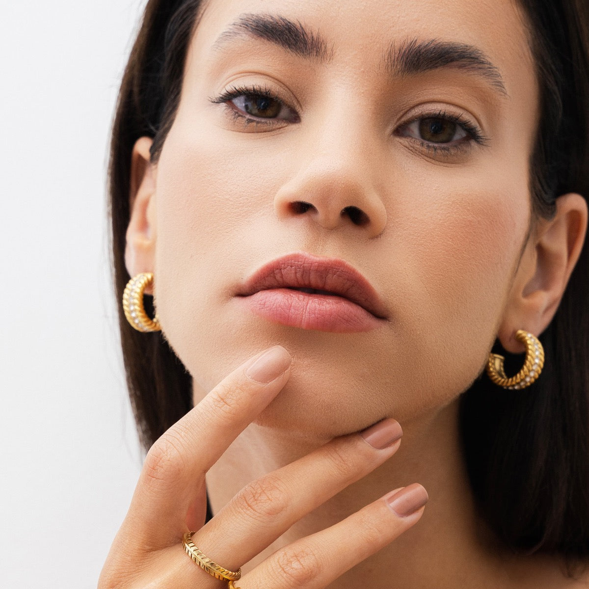 Mikha – Aretes Cadena Eslabón Plano y Piedra