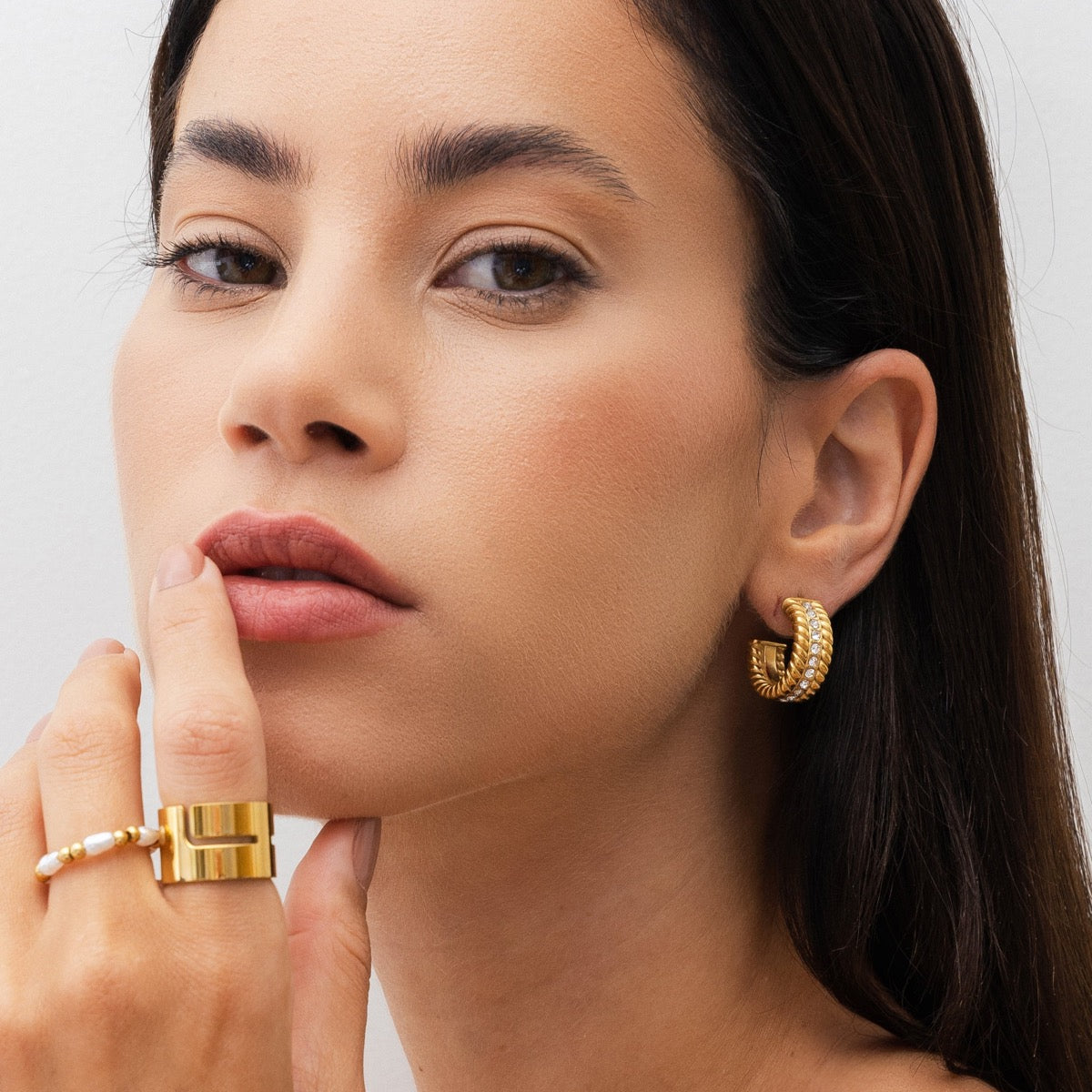 Mikha – Aretes Cadena Eslabón Plano y Piedra