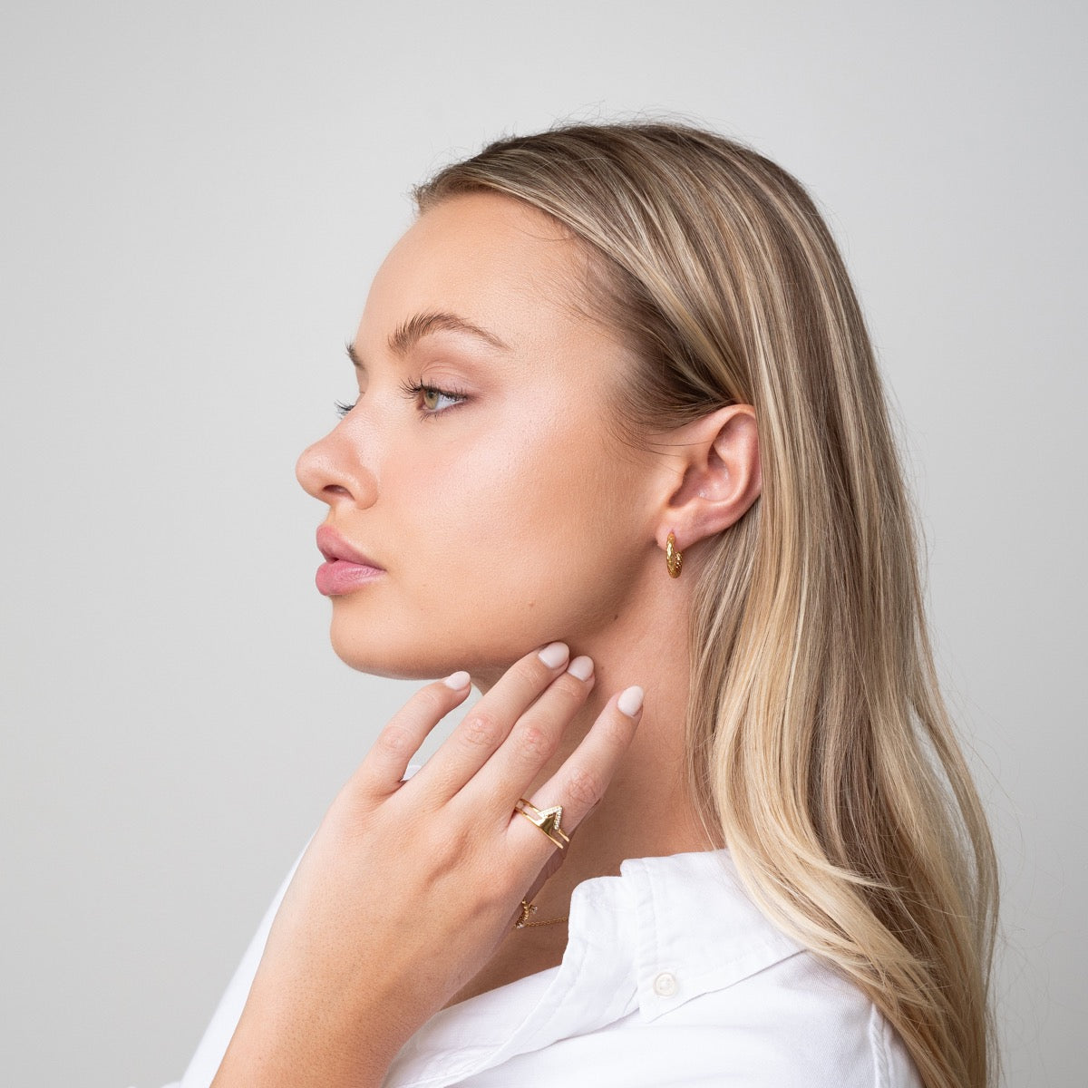 Kelly – Aretes Huggie Texturizadas
