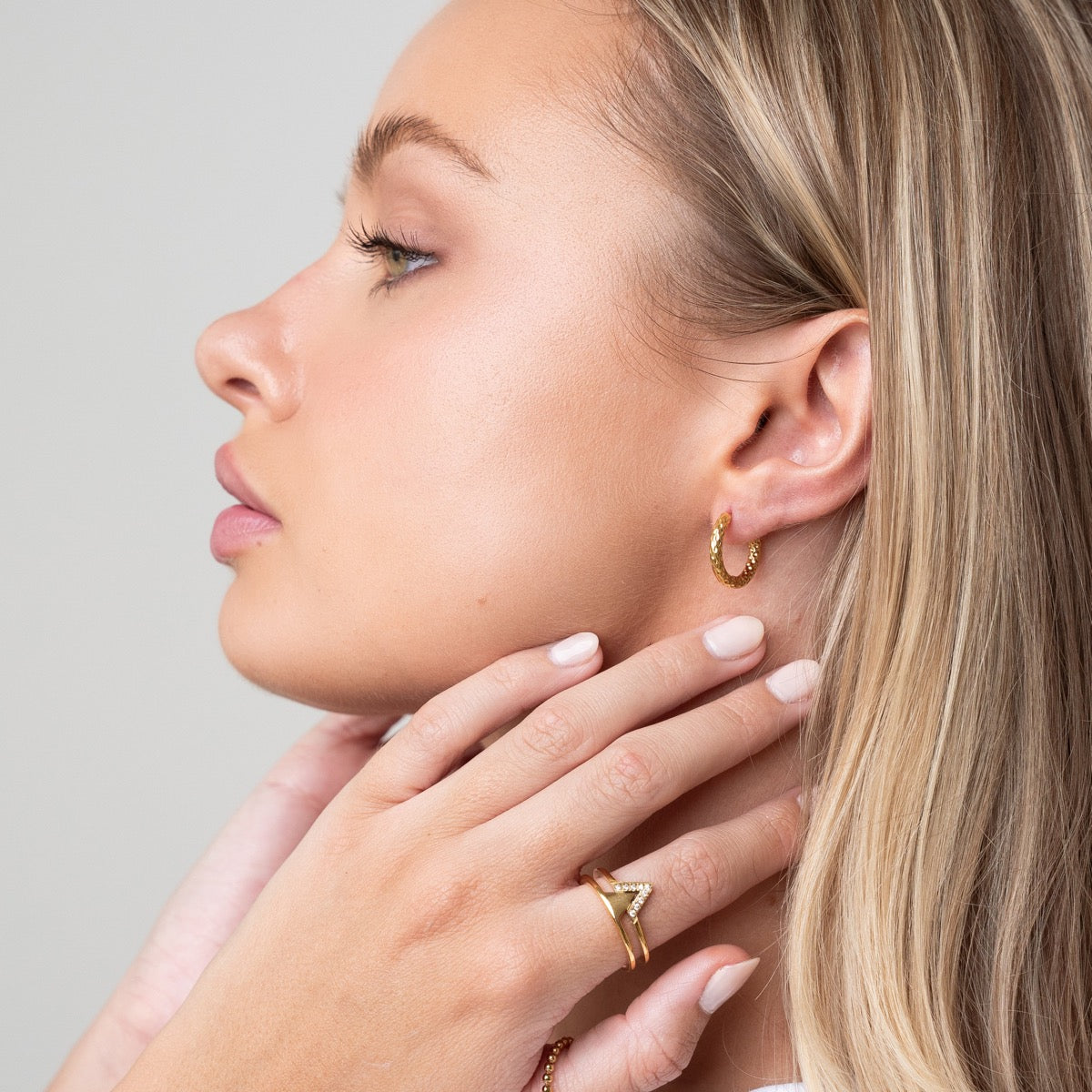 Kelly – Aretes Huggie Texturizadas