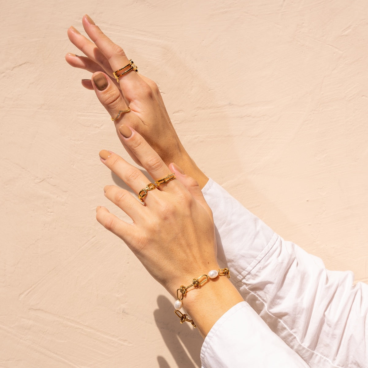 Marelyn – Pulsera Cadena Nudo y Perla Dorada