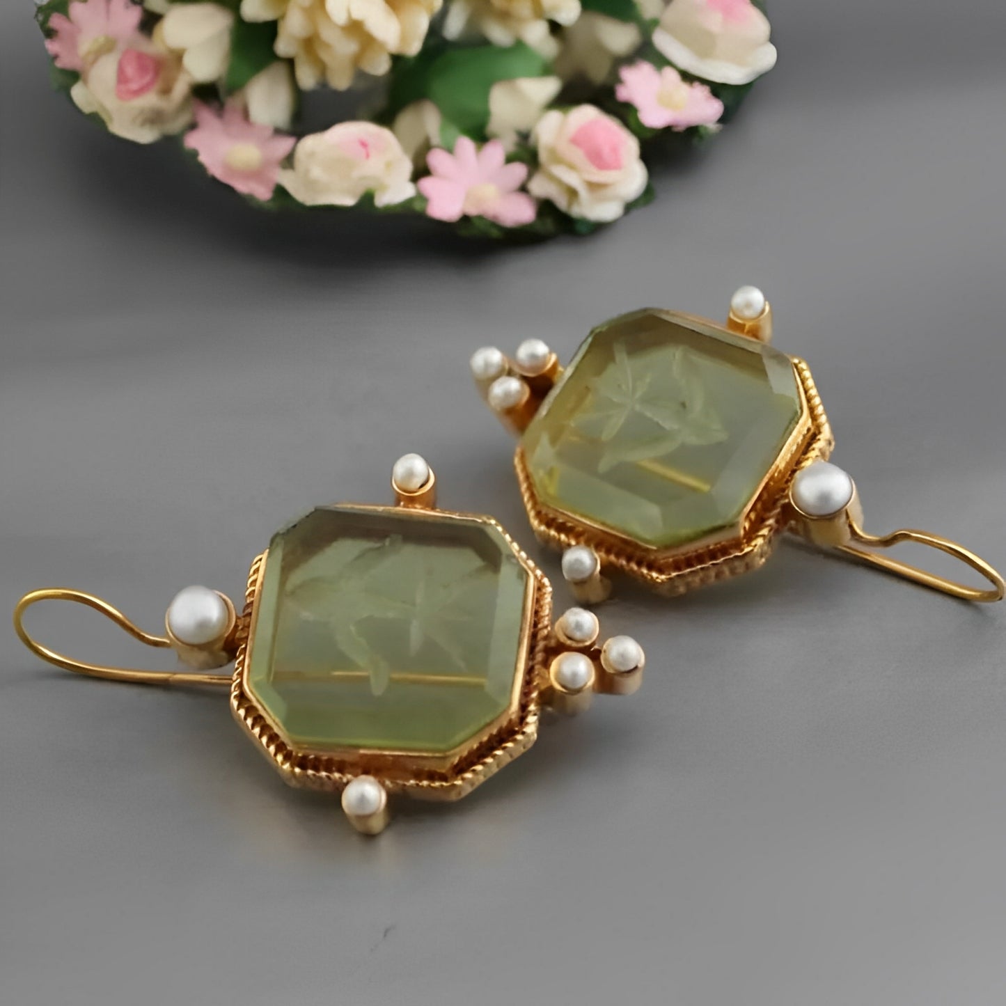 Selene – Pendientes Vintage con Verde Esmeralda y Perlas
