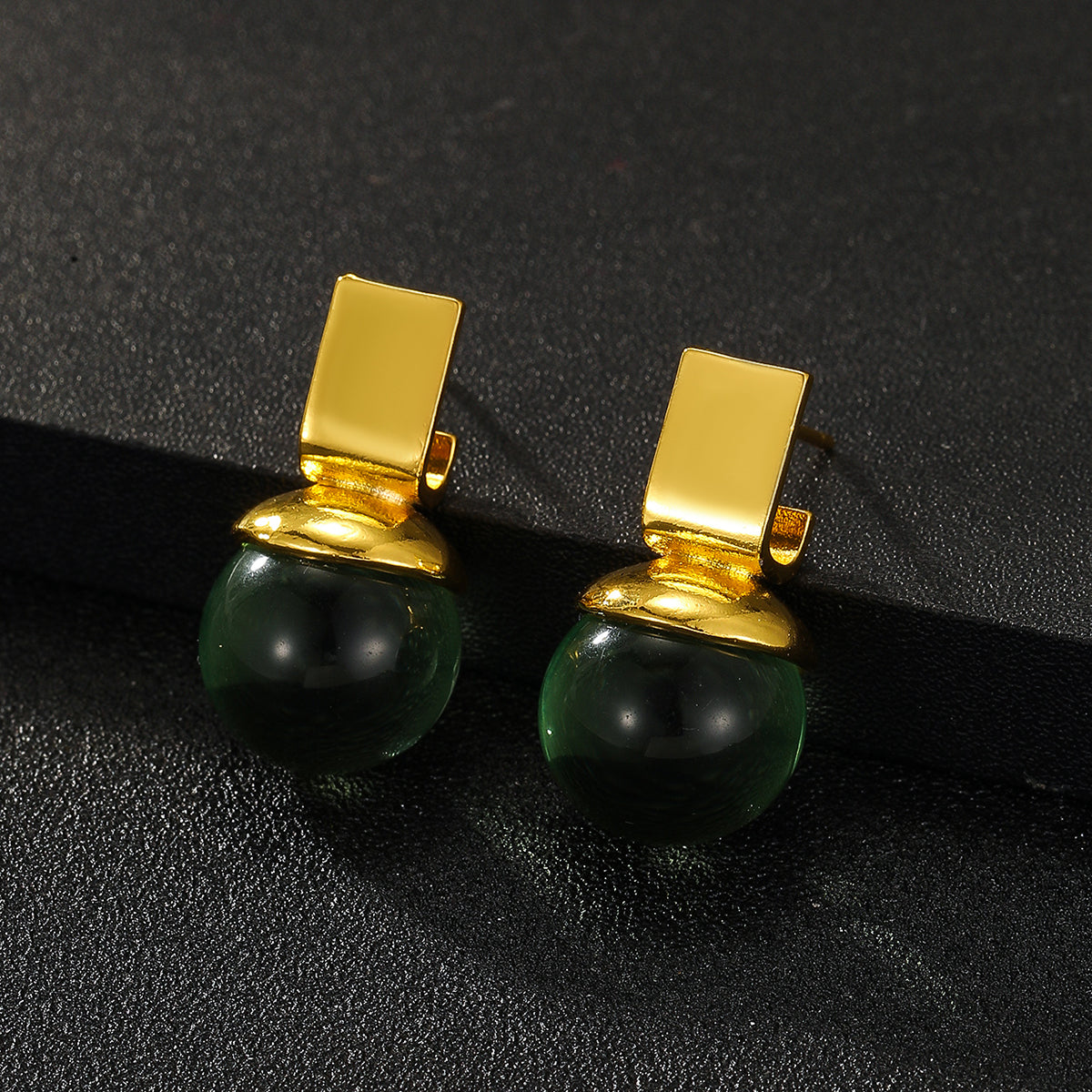 Charlie - Pendientes Vintage con Cristal Verde y Detalles en Oro