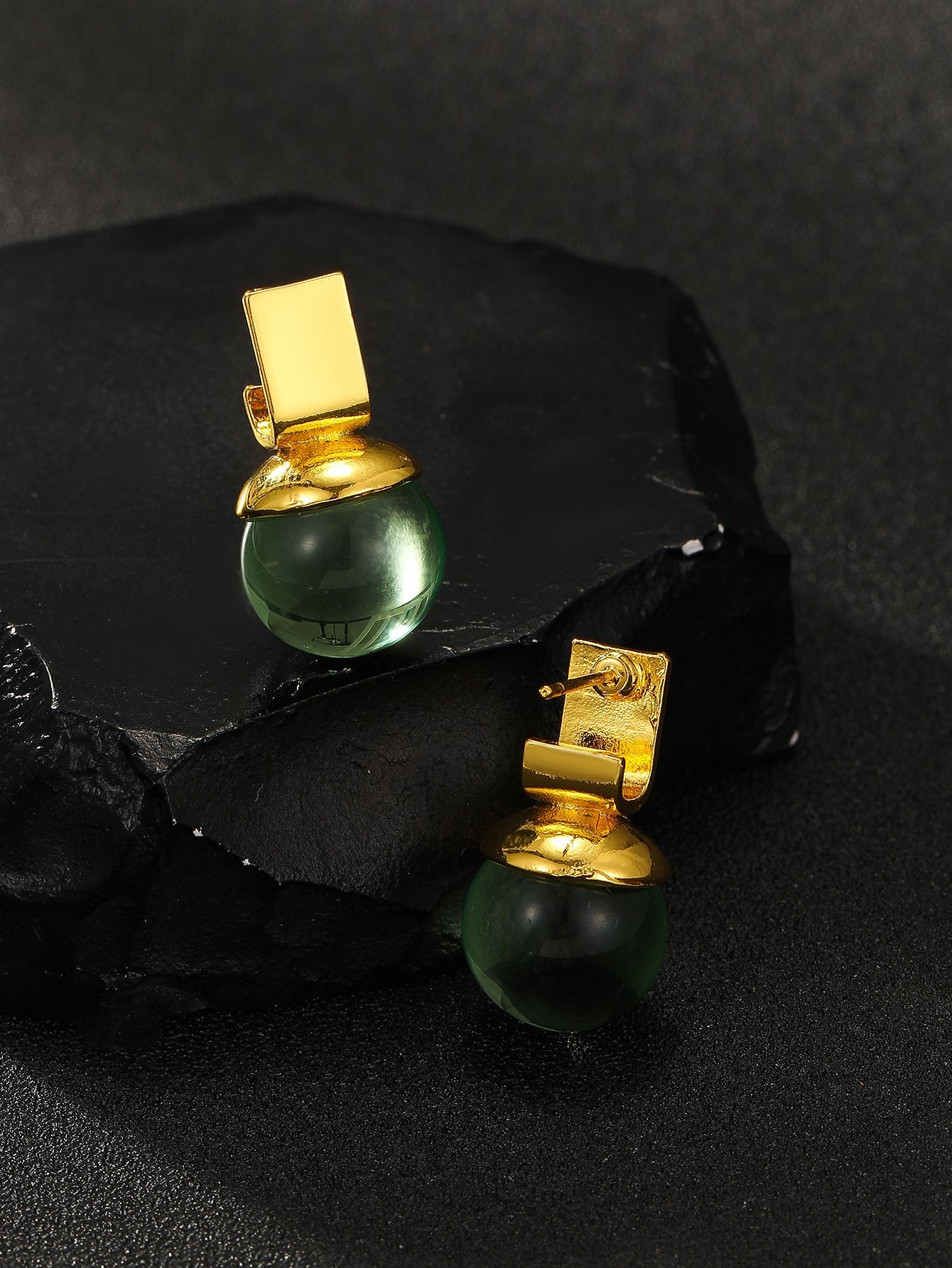 Charlie - Pendientes Vintage con Cristal Verde y Detalles en Oro