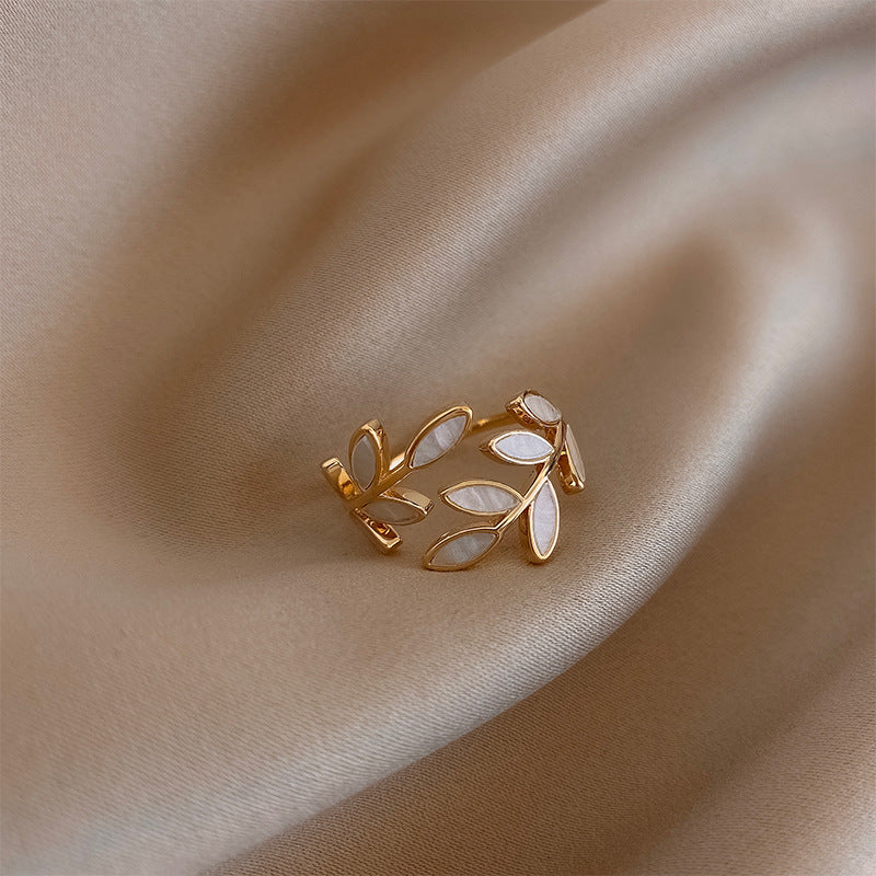 Pria – Anillo Elegante en Ópalo Blanco y Hoja