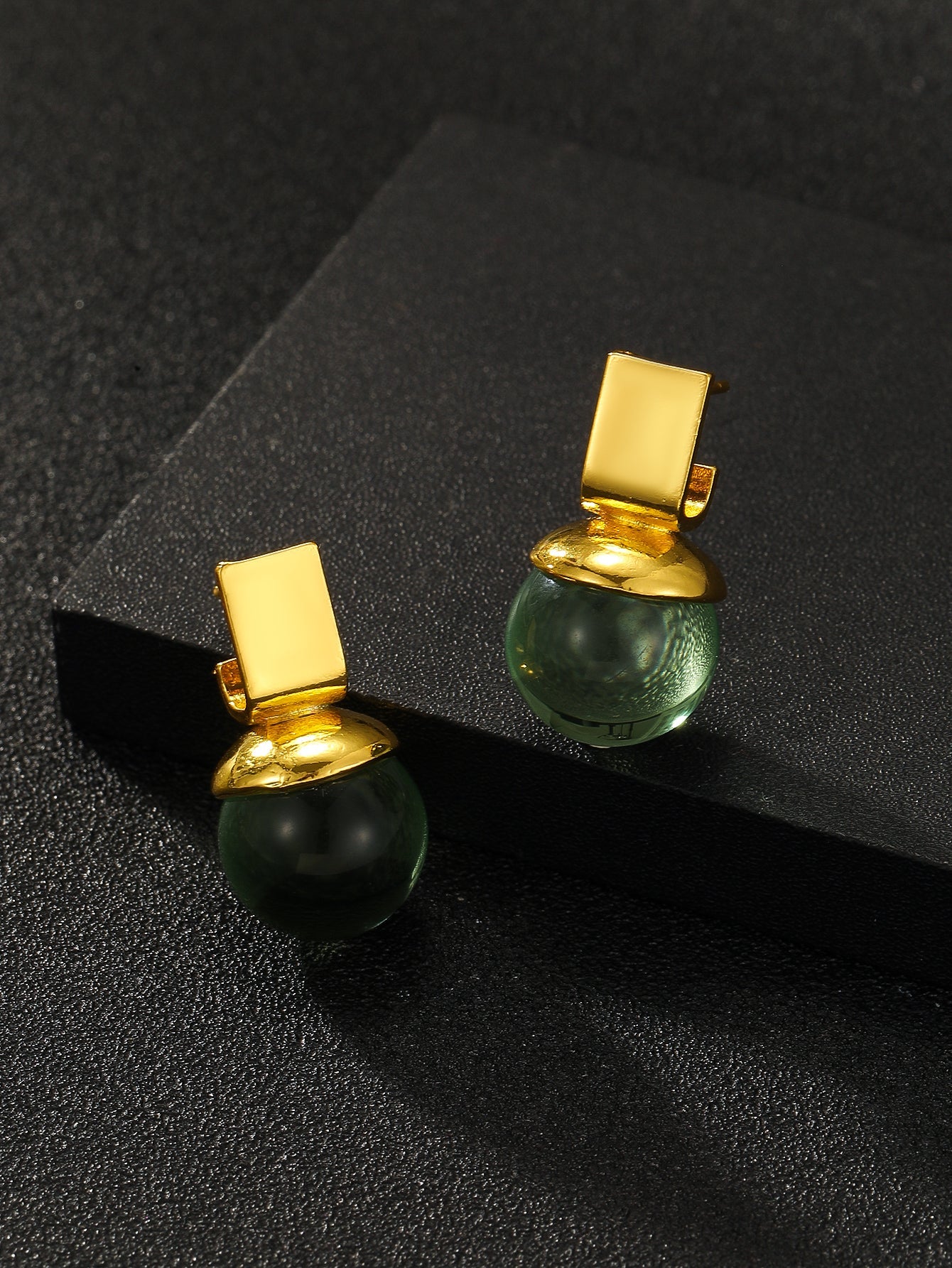 Charlie - Pendientes Vintage con Cristal Verde y Detalles en Oro