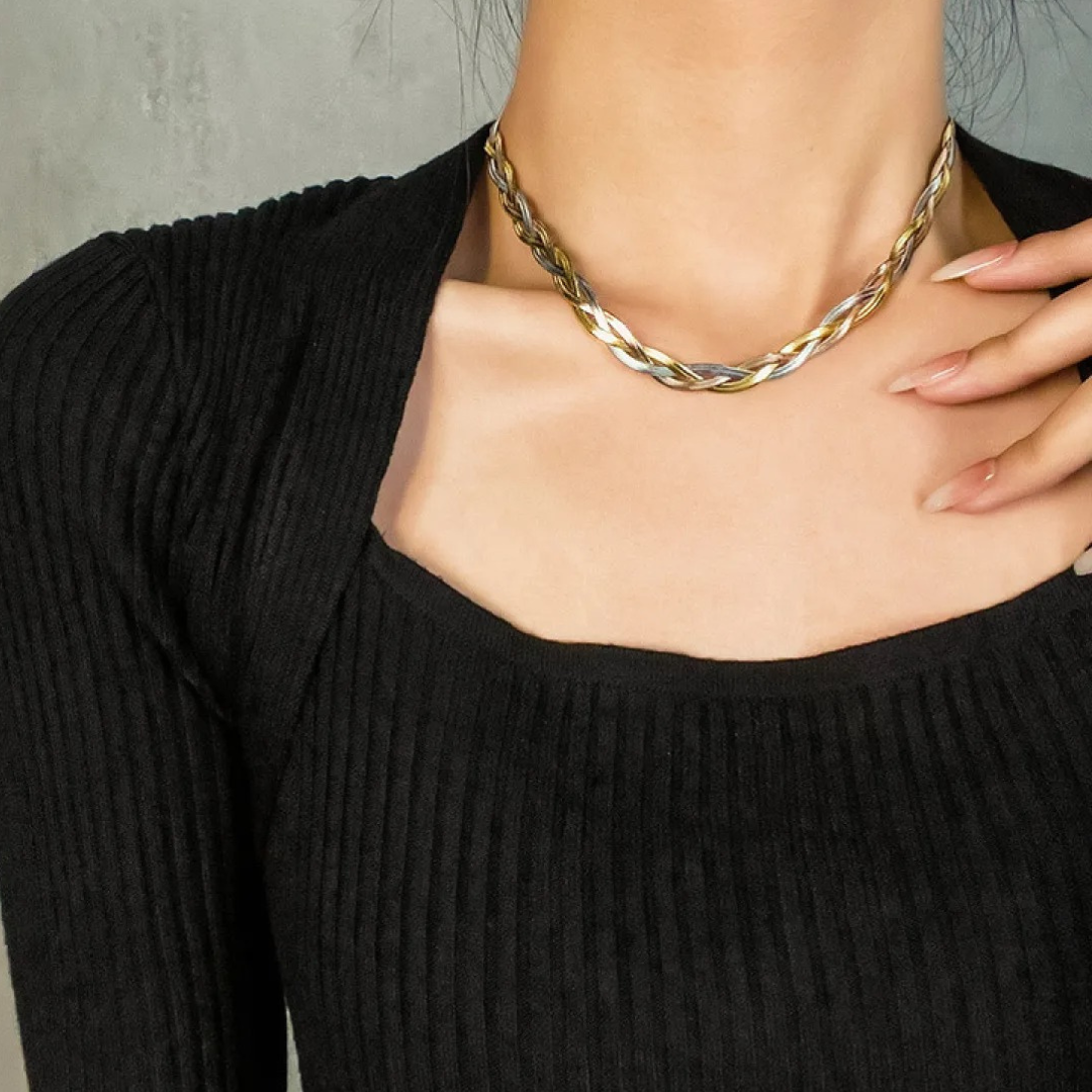 Juline – El Collar de Metal Eterno