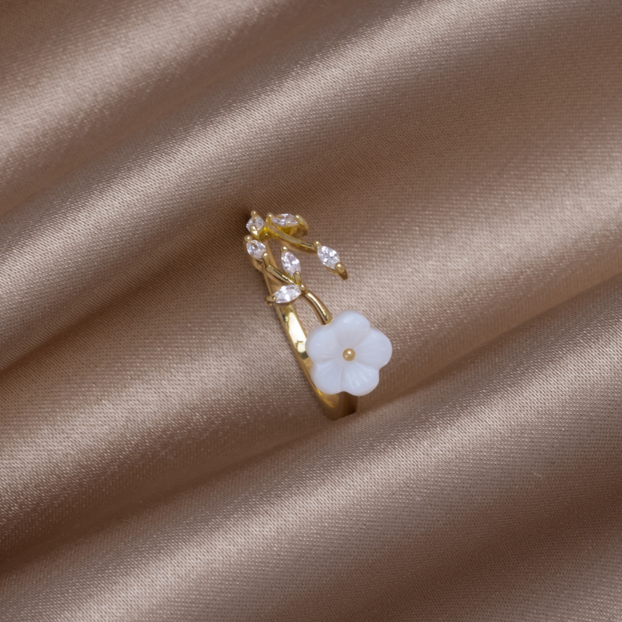 Anillo Wildflower - Anillo de pétalo de cristal con concha