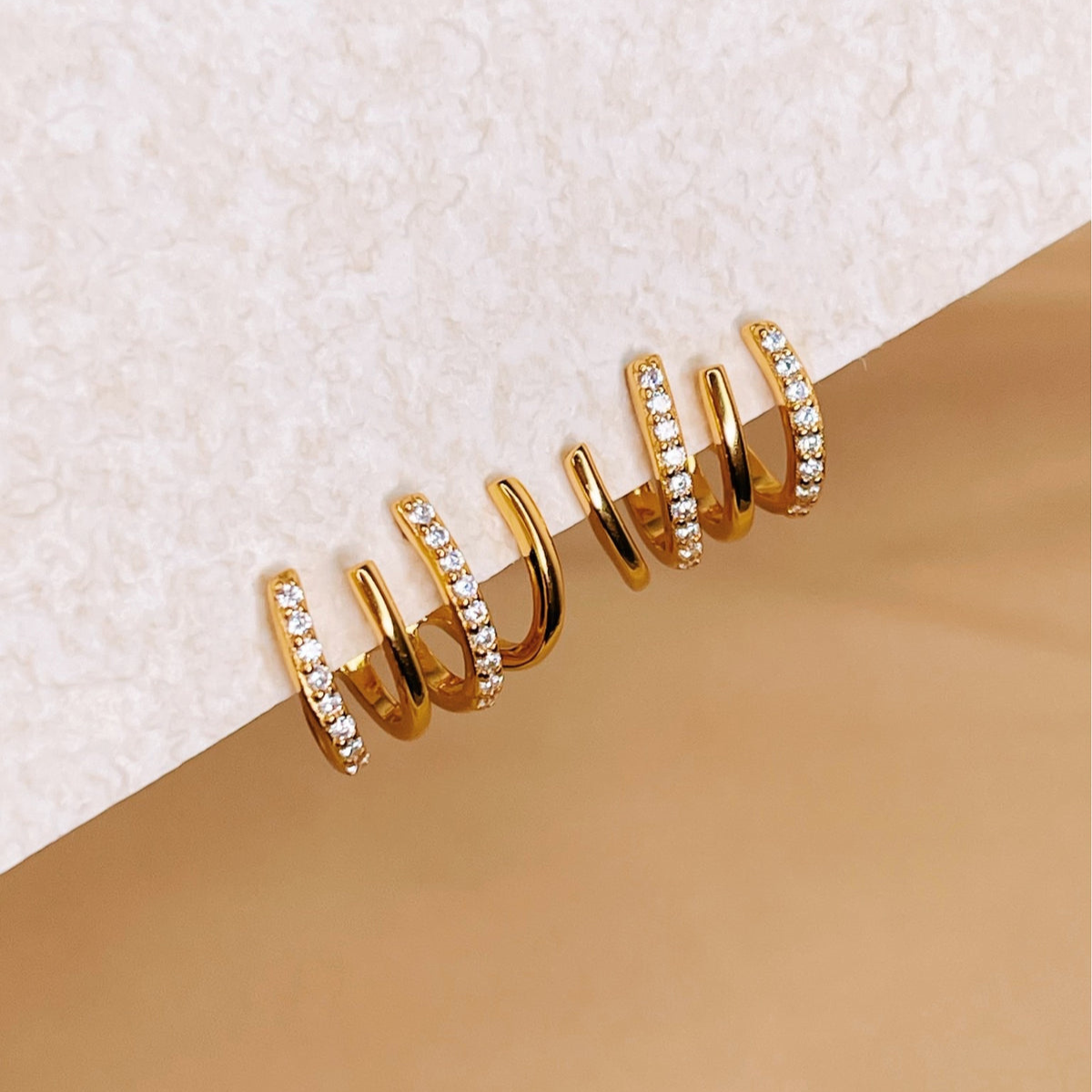 Aros Huggie con Zircónia en Incrustaciones de Cuatro Lados
