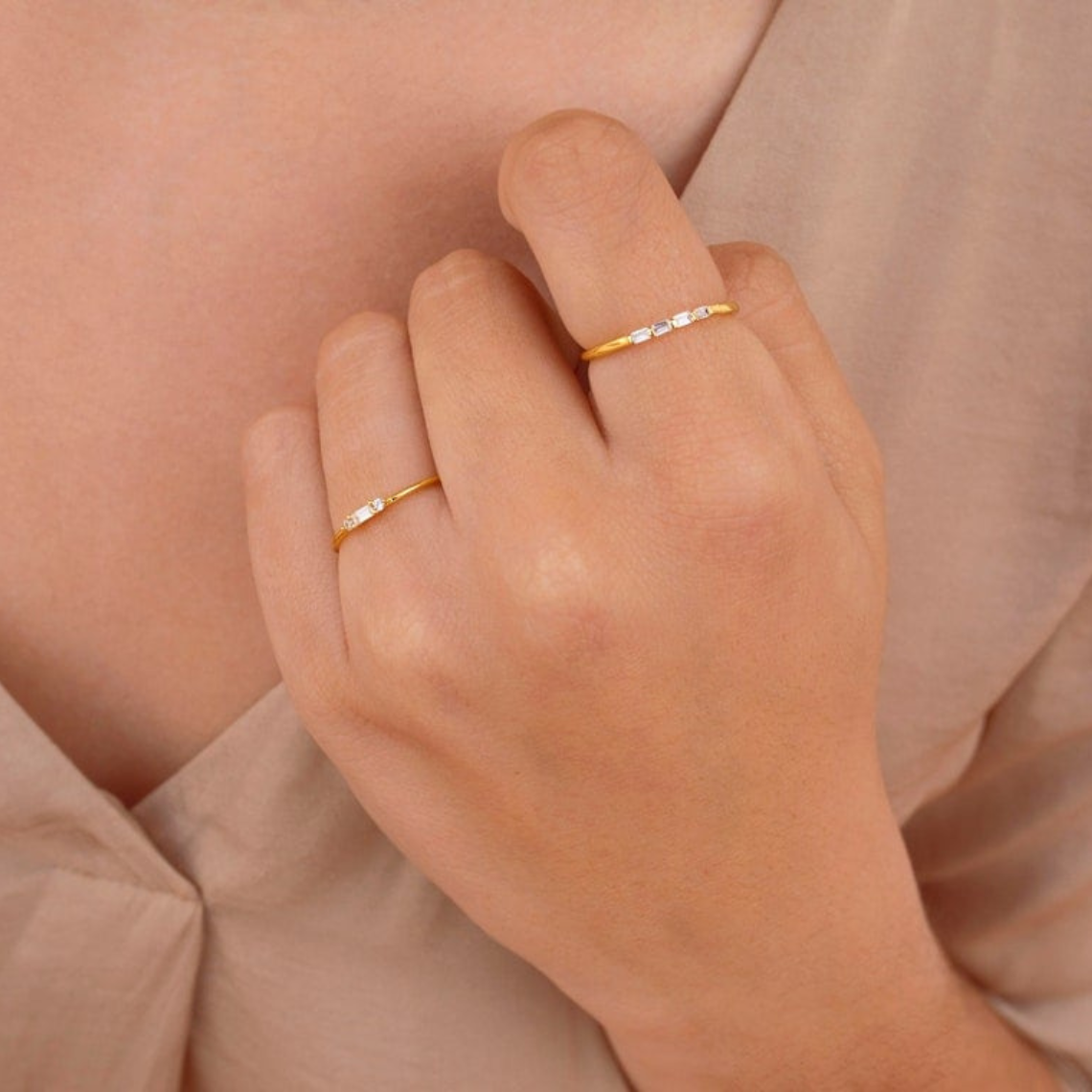 Tiny Baguette - Anillo redondo delicado de CZ