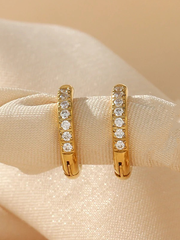 Jane – Aretes Huggie Zirconia Doradas