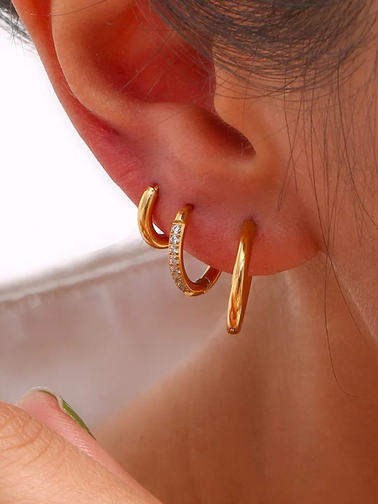 Jane – Aretes Huggie Zirconia Doradas