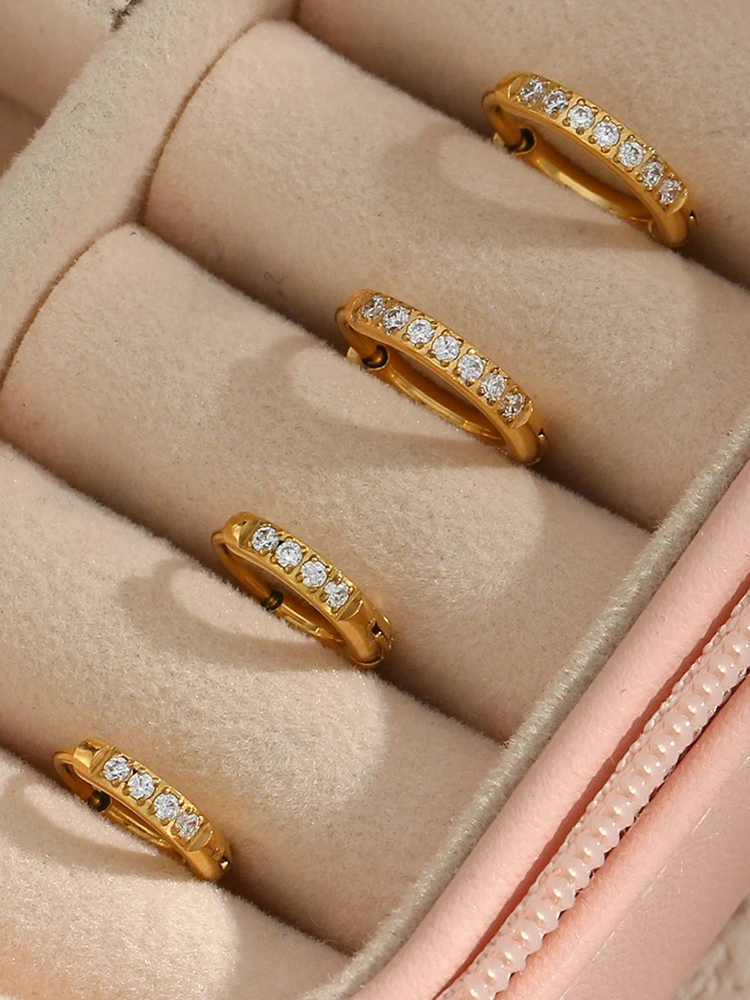 Jane – Aretes Huggie Zirconia Doradas