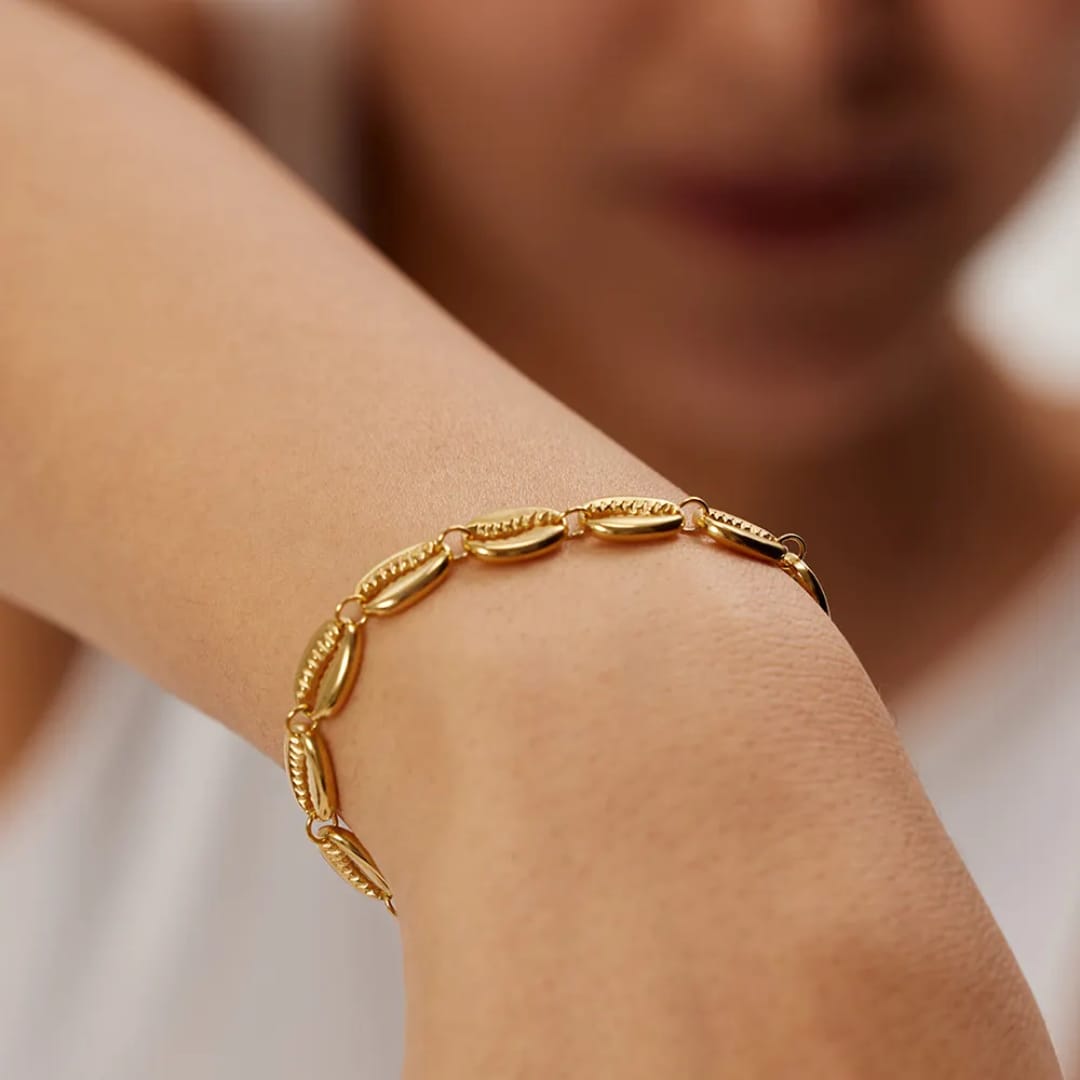 Riley – Pulsera Concha Dorada Elegante