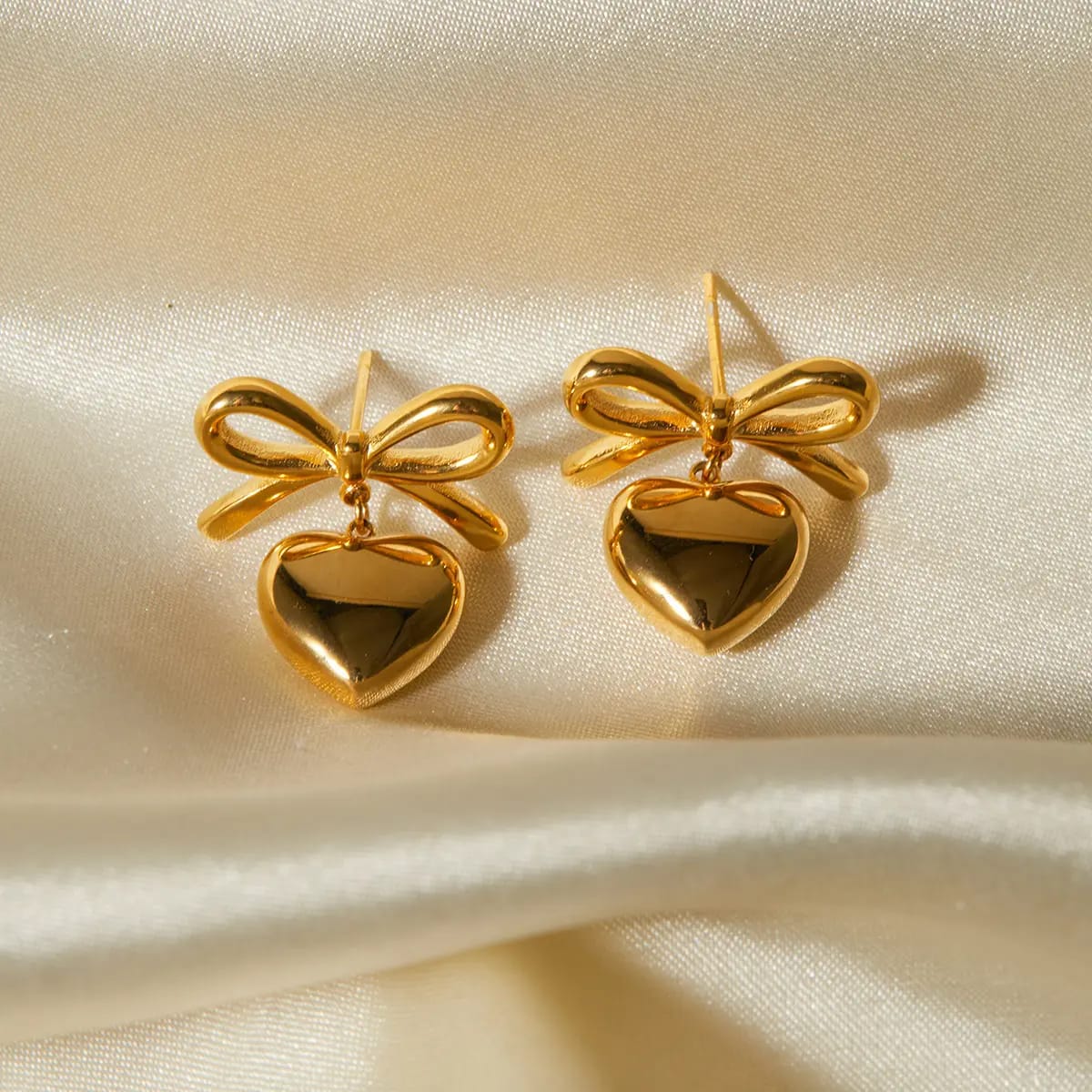 Amara – Pendientes Corazón Geométrico Elegantes