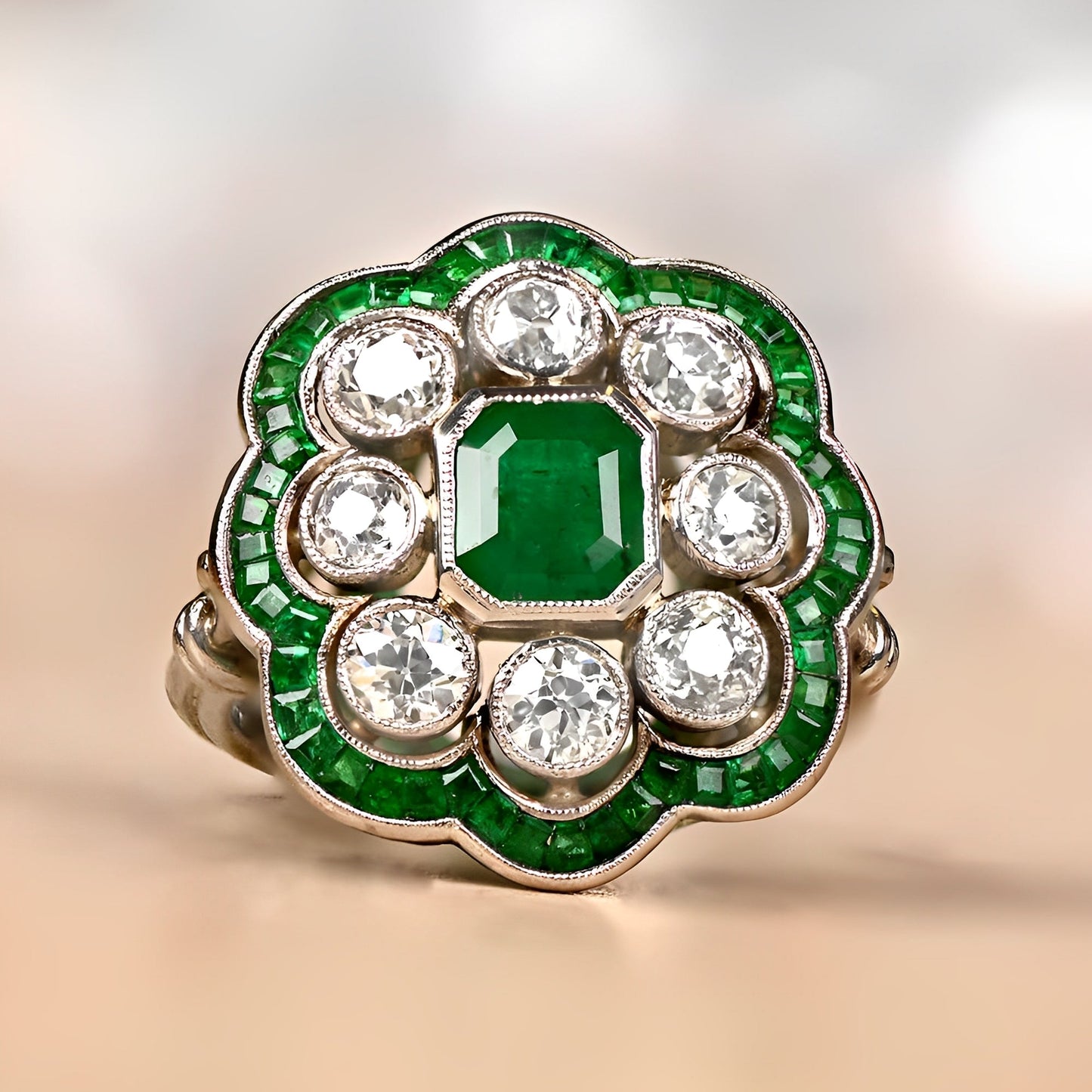 Margie – Anillo Vintage con Esmeralda y Detalle Dorado