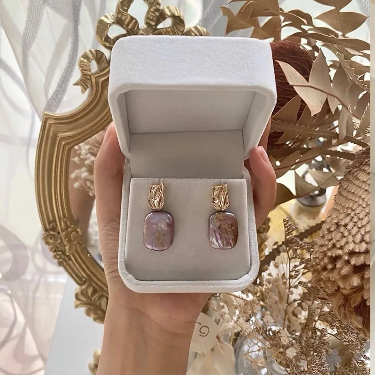 Aiah – Pendientes Dorados con Perlas Barrocas Elegantes