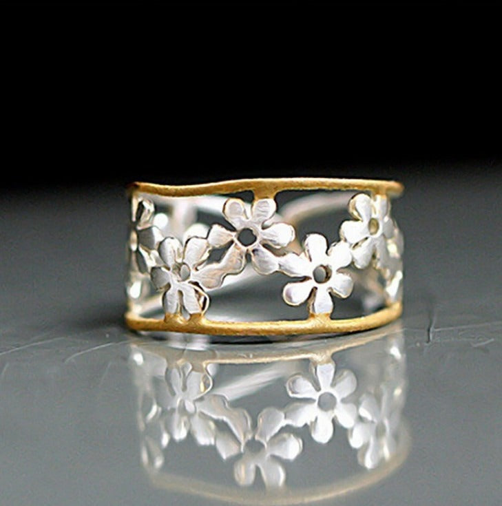 Merina – Anillo Asimétrico con Flor de Margarita