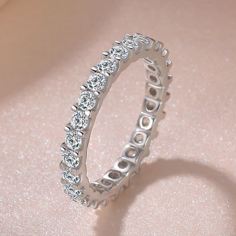 Maelis – Anillo Plateado con Incrustaciones de Circonita
